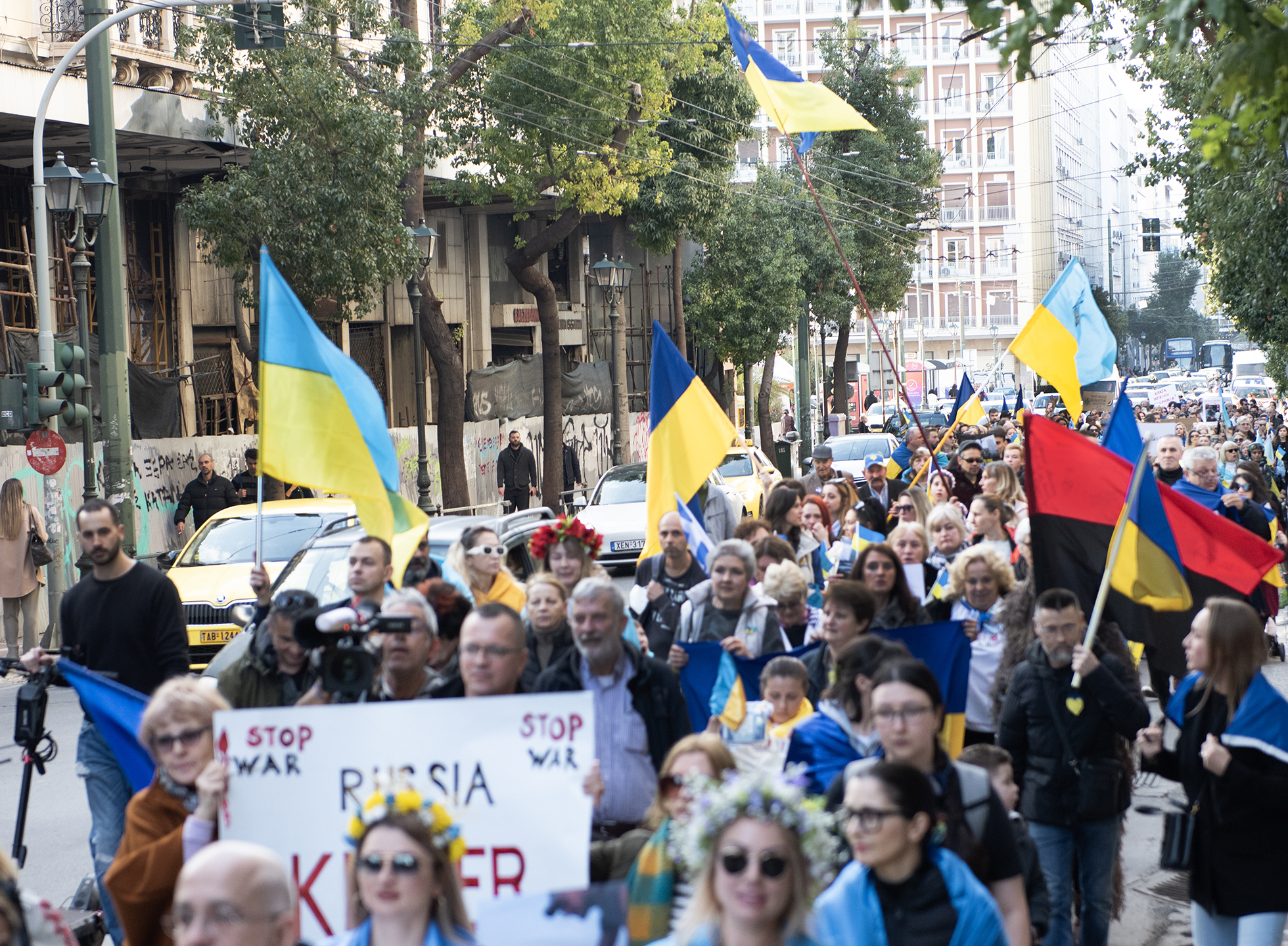 Δύο χρόνια από τη ρωσική εισβολή στην Ουκρανία: Φωτορεπορτάζ από την ειρηνική πορεία υποστήριξης της Ουκρανίας στην Αθήνα