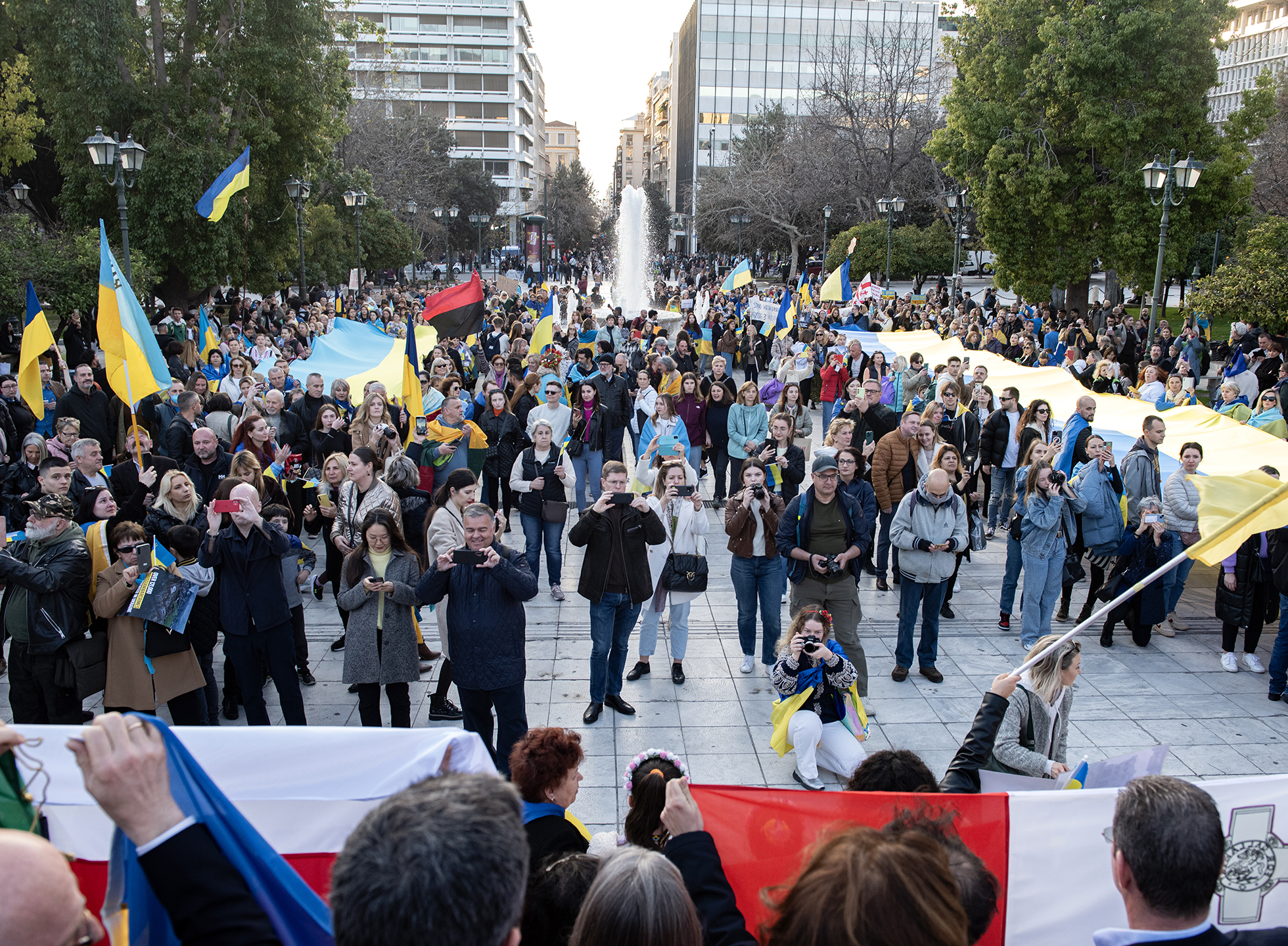 Δύο χρόνια από τη ρωσική εισβολή στην Ουκρανία: Φωτορεπορτάζ από την ειρηνική πορεία υποστήριξης της Ουκρανίας στην Αθήνα