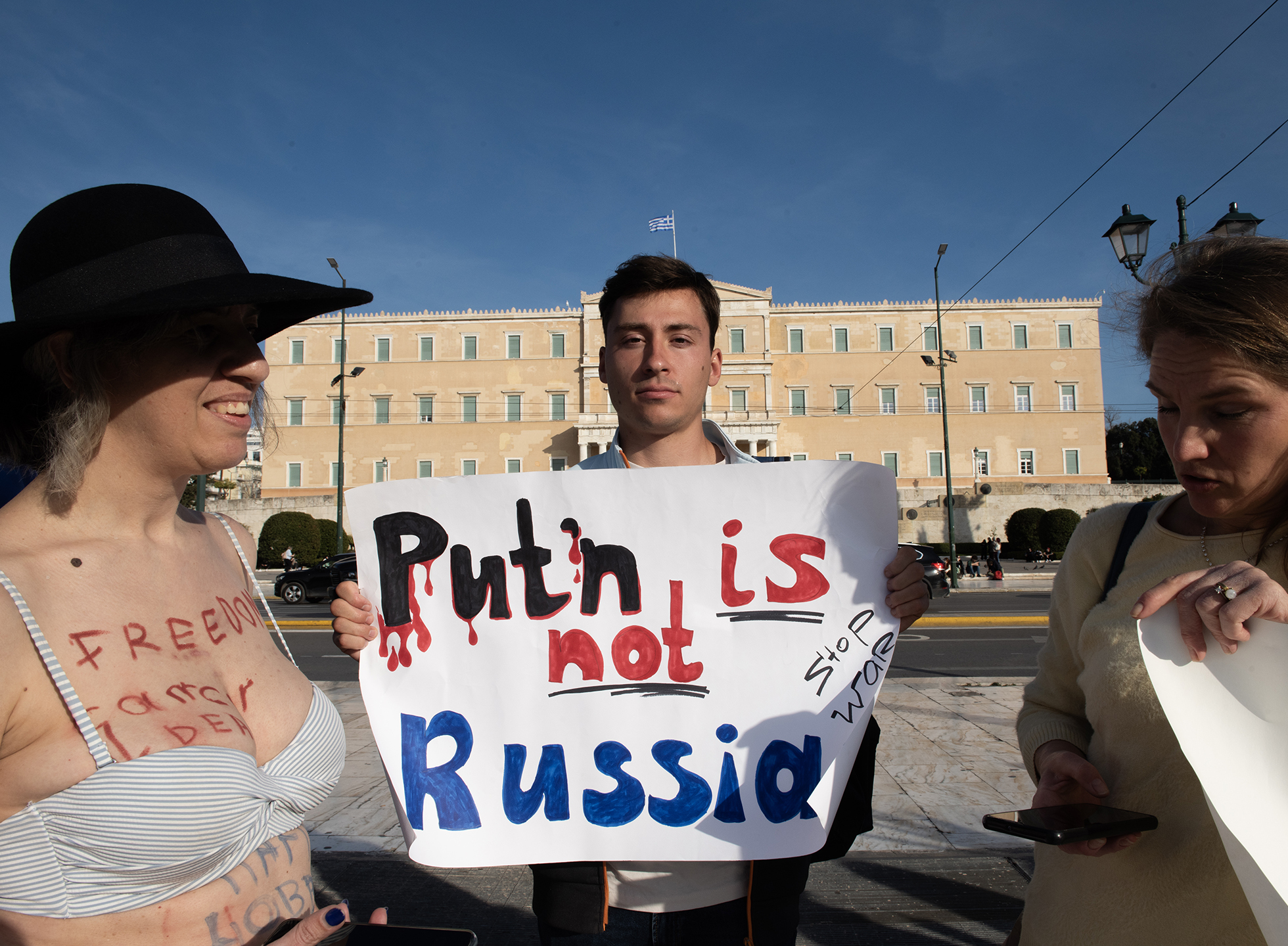 Δύο χρόνια από τη ρωσική εισβολή στην Ουκρανία: Φωτορεπορτάζ από την ειρηνική πορεία υποστήριξης της Ουκρανίας στην Αθήνα