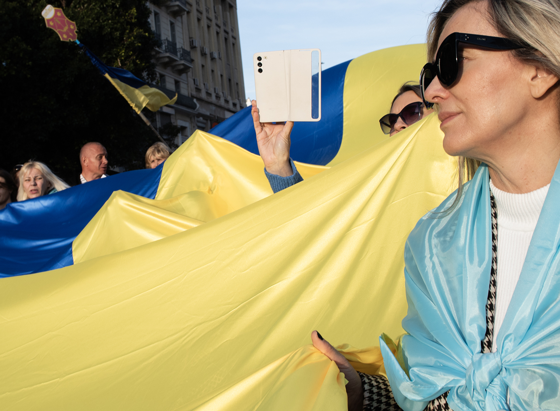 Δύο χρόνια από τη ρωσική εισβολή στην Ουκρανία: Φωτορεπορτάζ από την ειρηνική πορεία υποστήριξης της Ουκρανίας στην Αθήνα