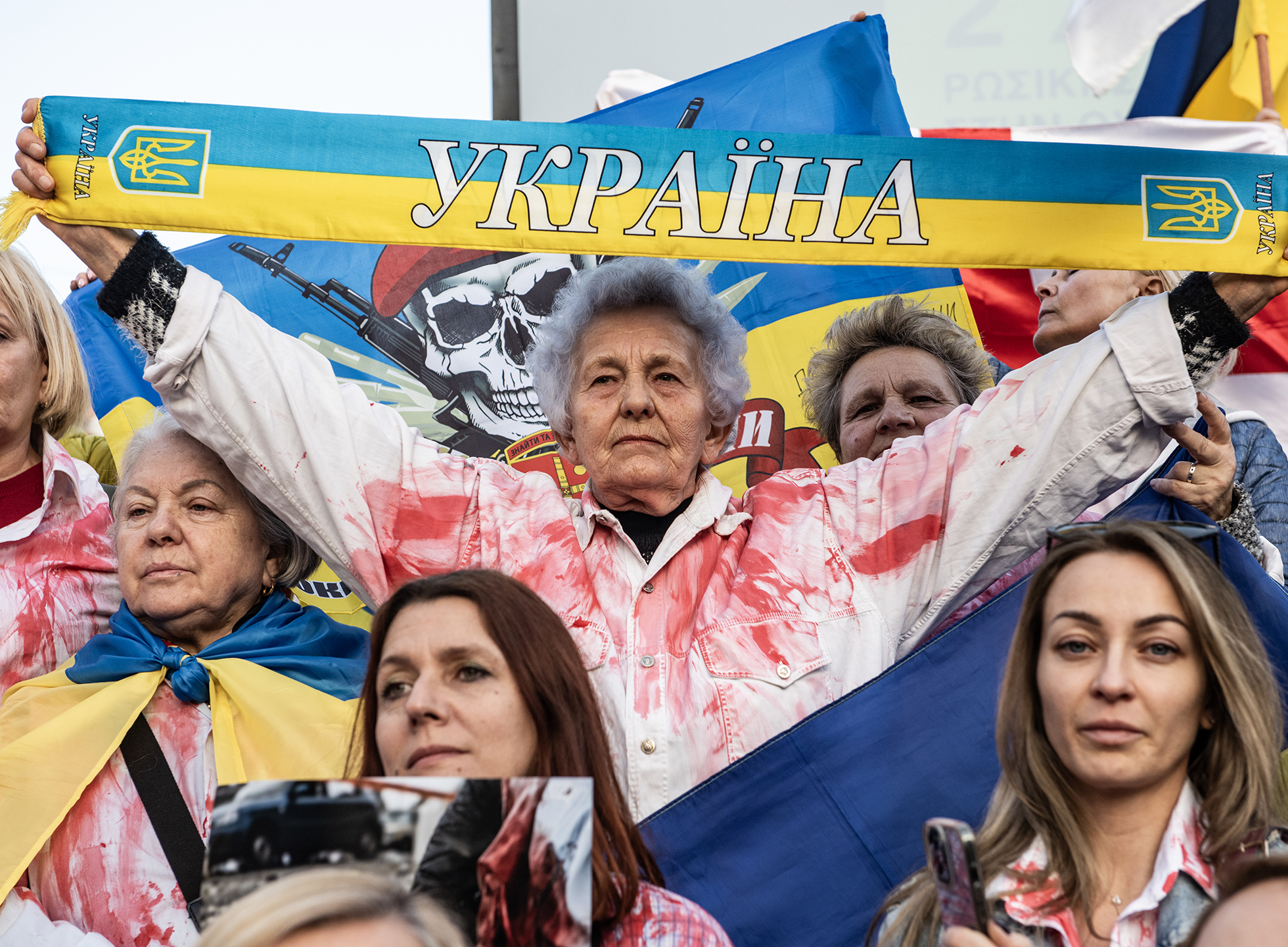 Δύο χρόνια από τη ρωσική εισβολή στην Ουκρανία: Φωτορεπορτάζ από την ειρηνική πορεία υποστήριξης της Ουκρανίας στην Αθήνα