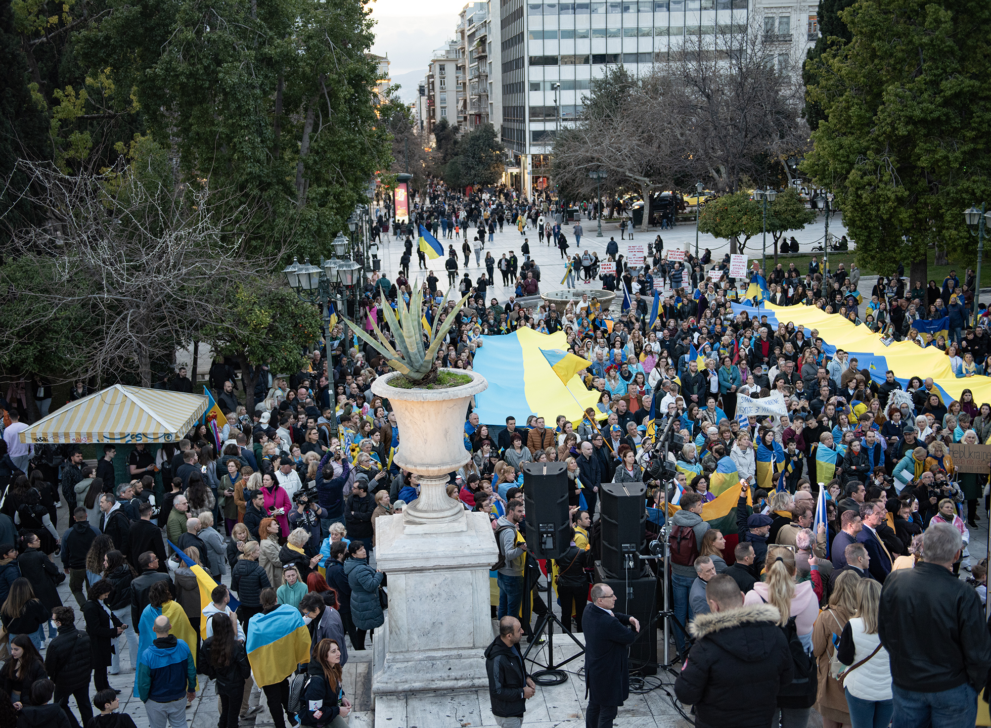 Δύο χρόνια από τη ρωσική εισβολή στην Ουκρανία: Φωτορεπορτάζ από την ειρηνική πορεία υποστήριξης της Ουκρανίας στην Αθήνα