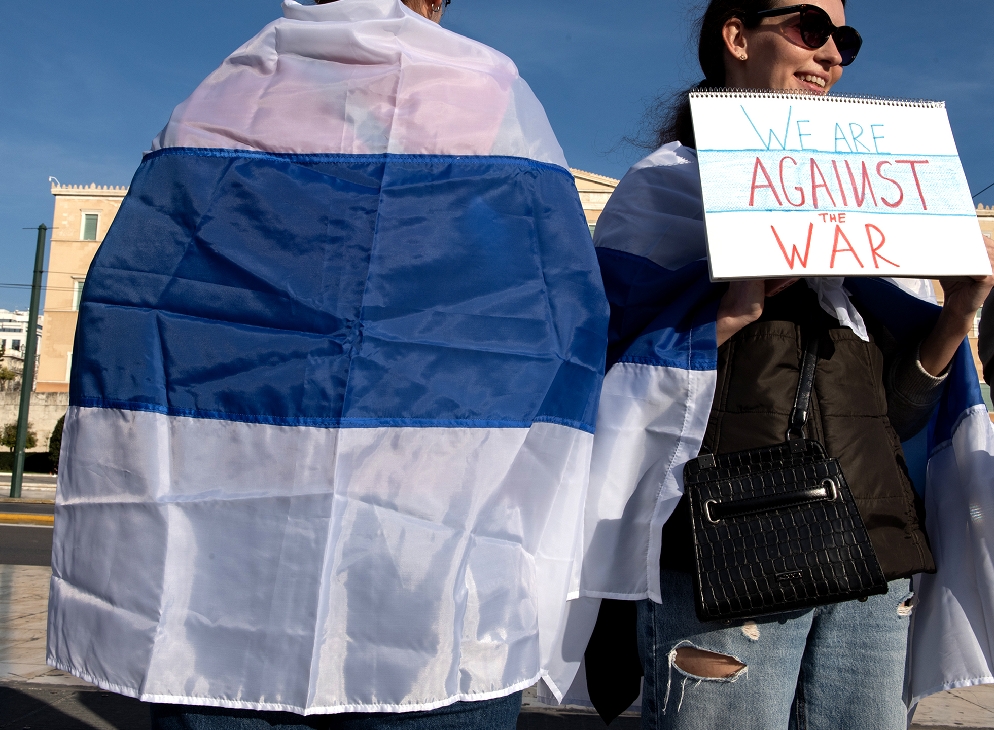 Δύο χρόνια από τη ρωσική εισβολή στην Ουκρανία: Φωτορεπορτάζ από την ειρηνική πορεία υποστήριξης της Ουκρανίας στην Αθήνα