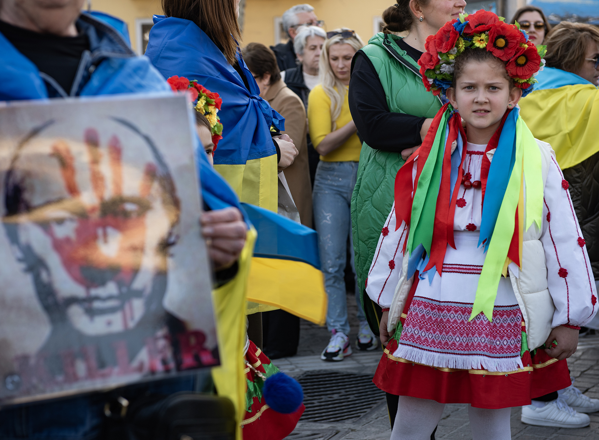 Δύο χρόνια από τη ρωσική εισβολή στην Ουκρανία: Φωτορεπορτάζ από την ειρηνική πορεία υποστήριξης της Ουκρανίας στην Αθήνα