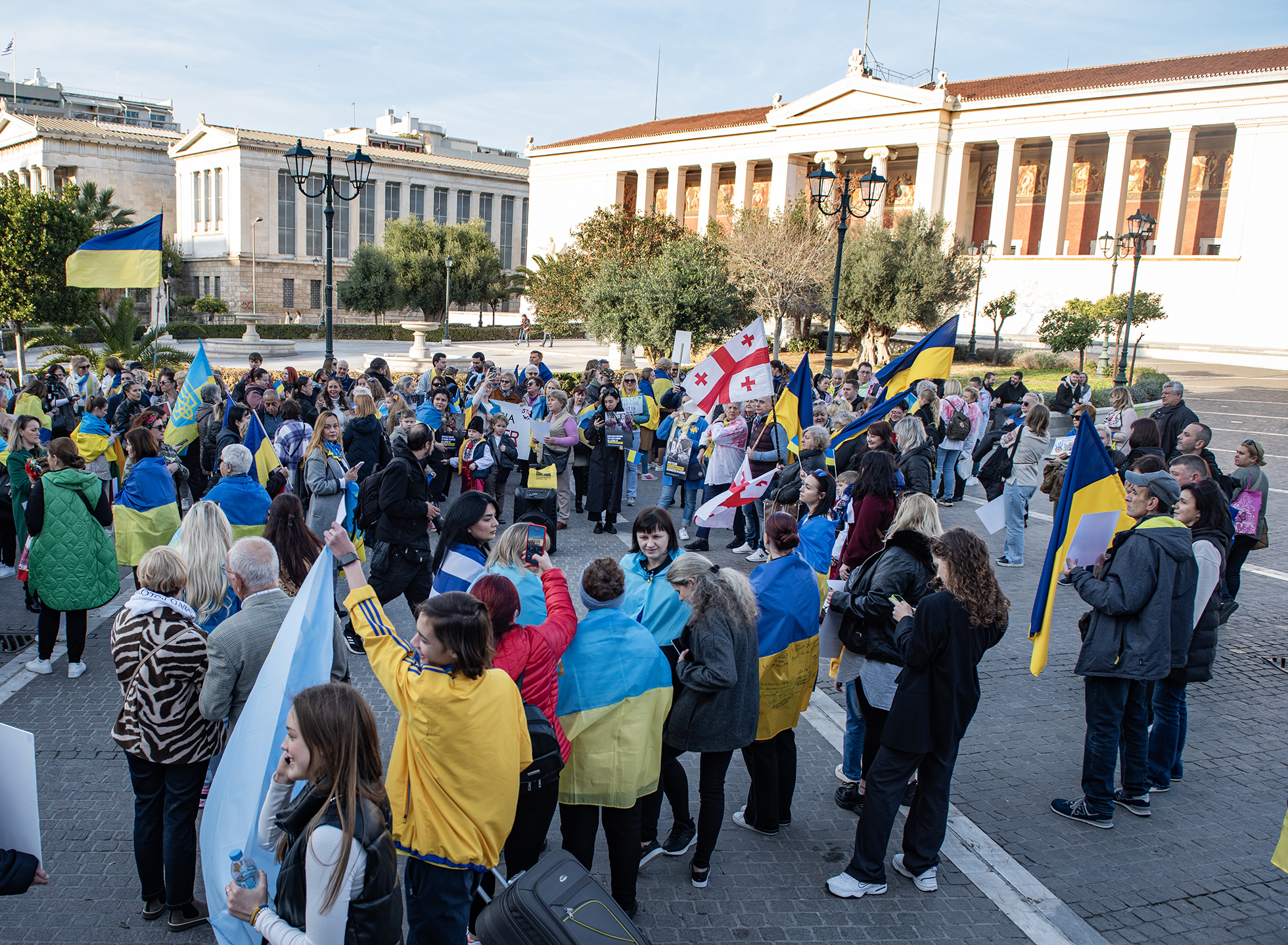 Δύο χρόνια από τη ρωσική εισβολή στην Ουκρανία: Φωτορεπορτάζ από την ειρηνική πορεία υποστήριξης της Ουκρανίας στην Αθήνα