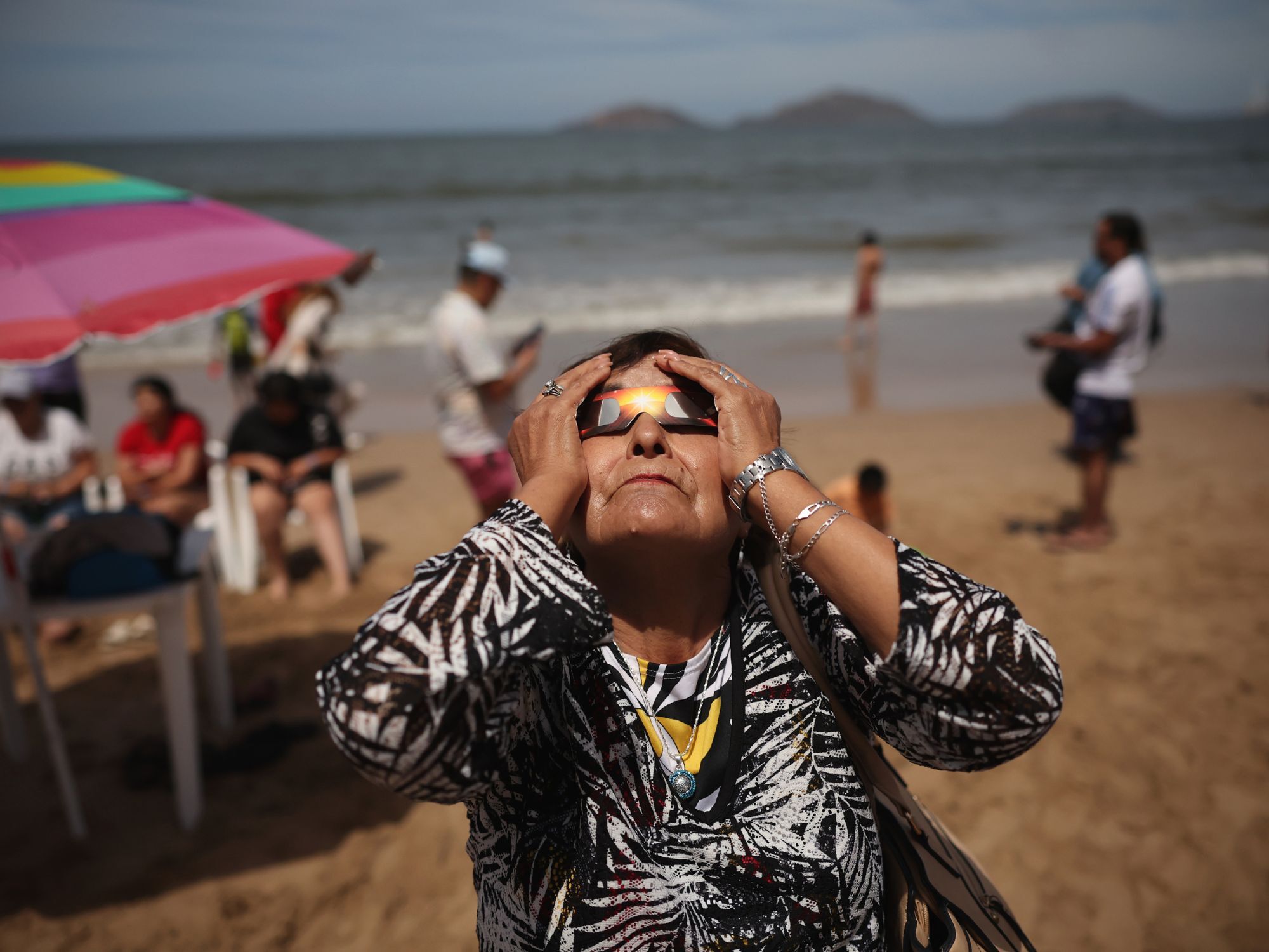 Στην παραλία του Μεξικού πολλοί έστρεψαν το βλέμμα στον ουρανό και αντίκρυσαν το μοναδικό θέαμα