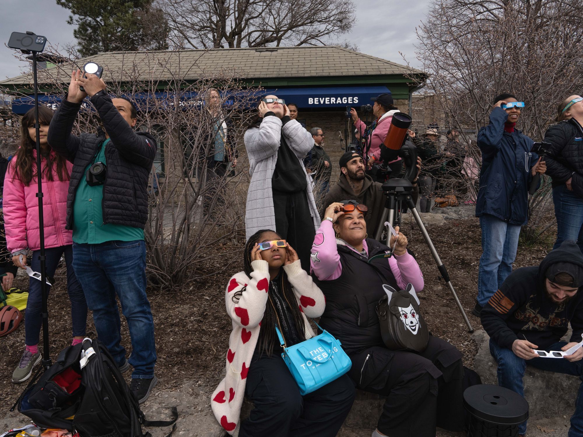 Άνθρωποι από όλο τον κόσμο ταξίδεψαν στις ΗΠΑ και στο Μεξικό, για να παρατηρήσουν το εντυπωσιακό αστρονομικό φαινόμενο