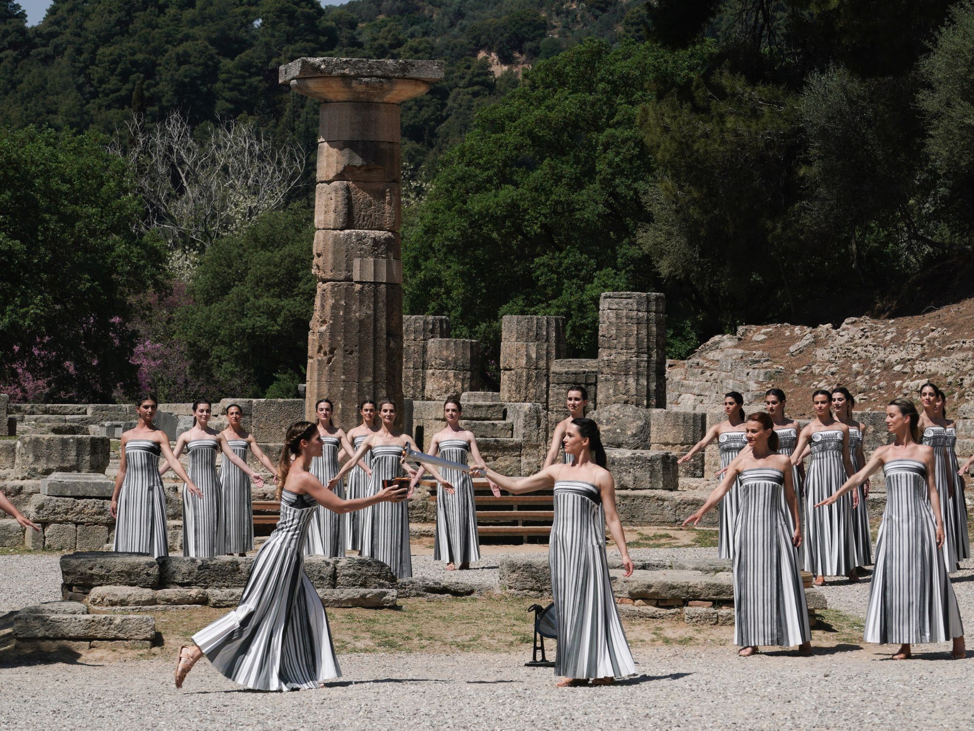 Οι ενδυμασίες είναι δημιούργημα της Μαίρης Κατράντζου