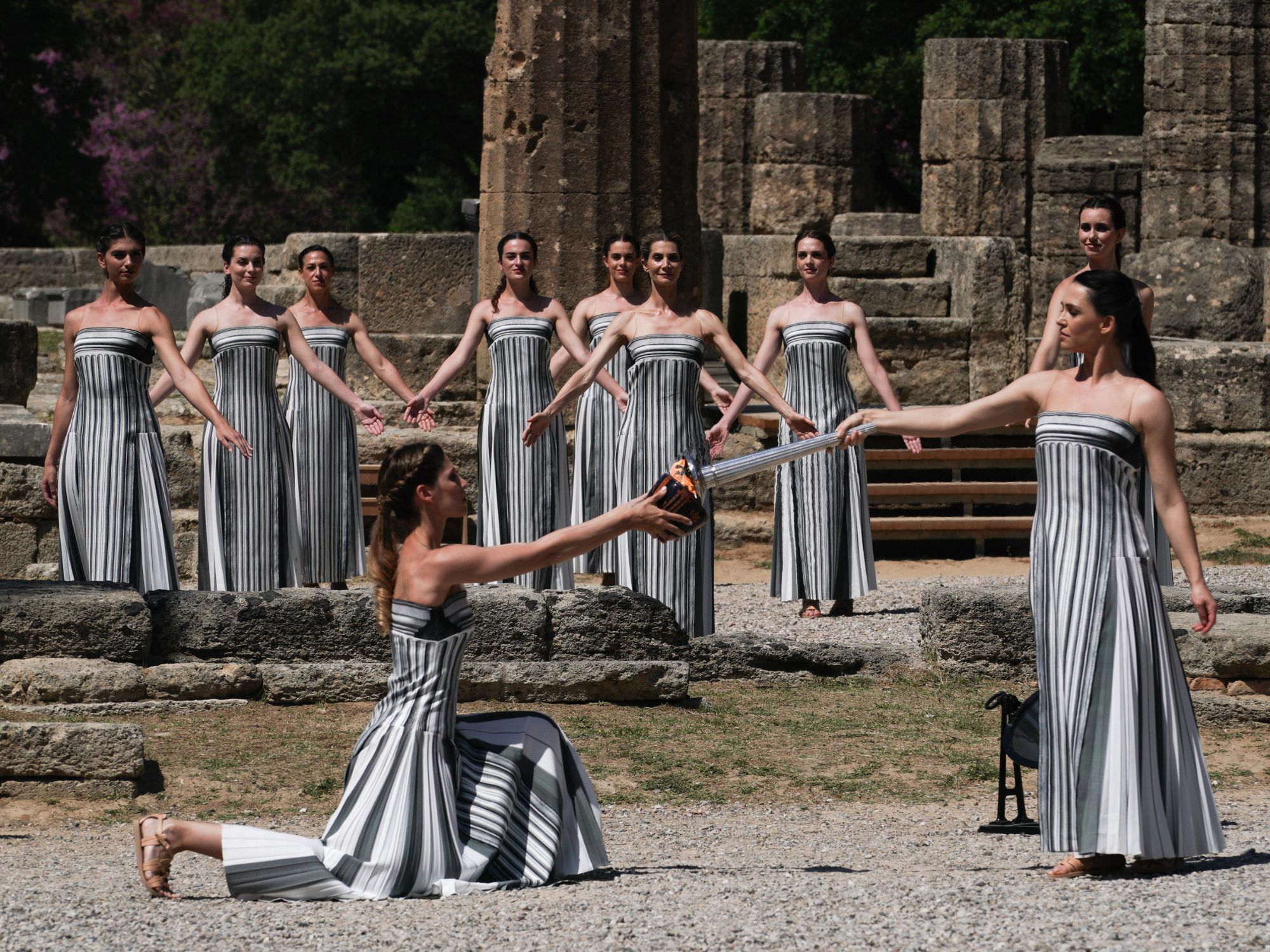 Η Φλόγα γεννήθηκε από τις αχτίδες του Ήλιου στο Ναό της Ήρας στα χέρια της Πρωθιέρειας Μαίρης Μηνά