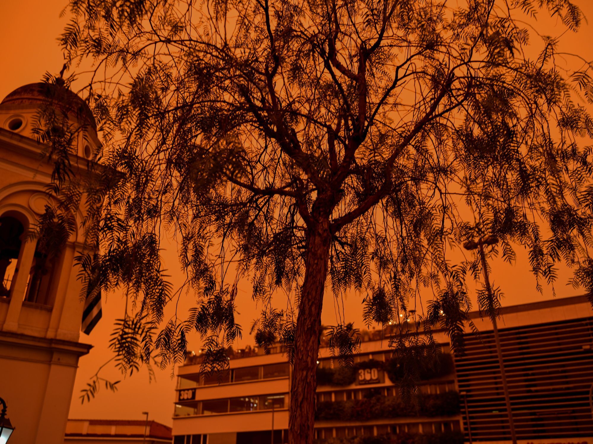 Απόκοσμες εικόνες από την αφρικανική σκόνη στην Αθήνα