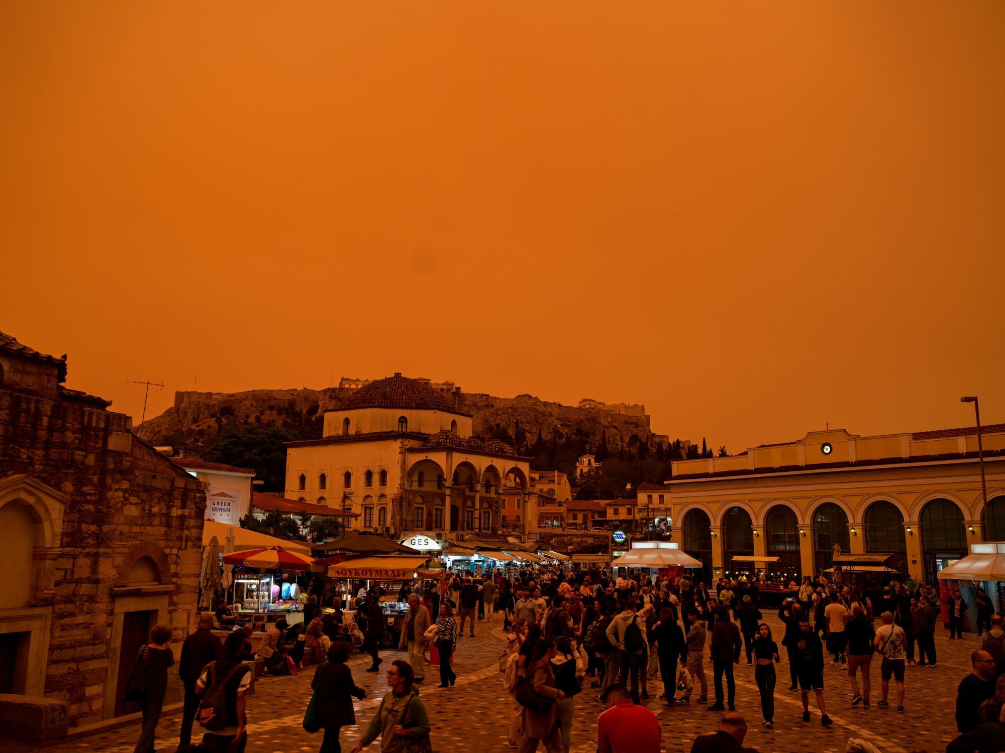 Απόκοσμες εικόνες από την αφρικανική σκόνη στην Αθήνα