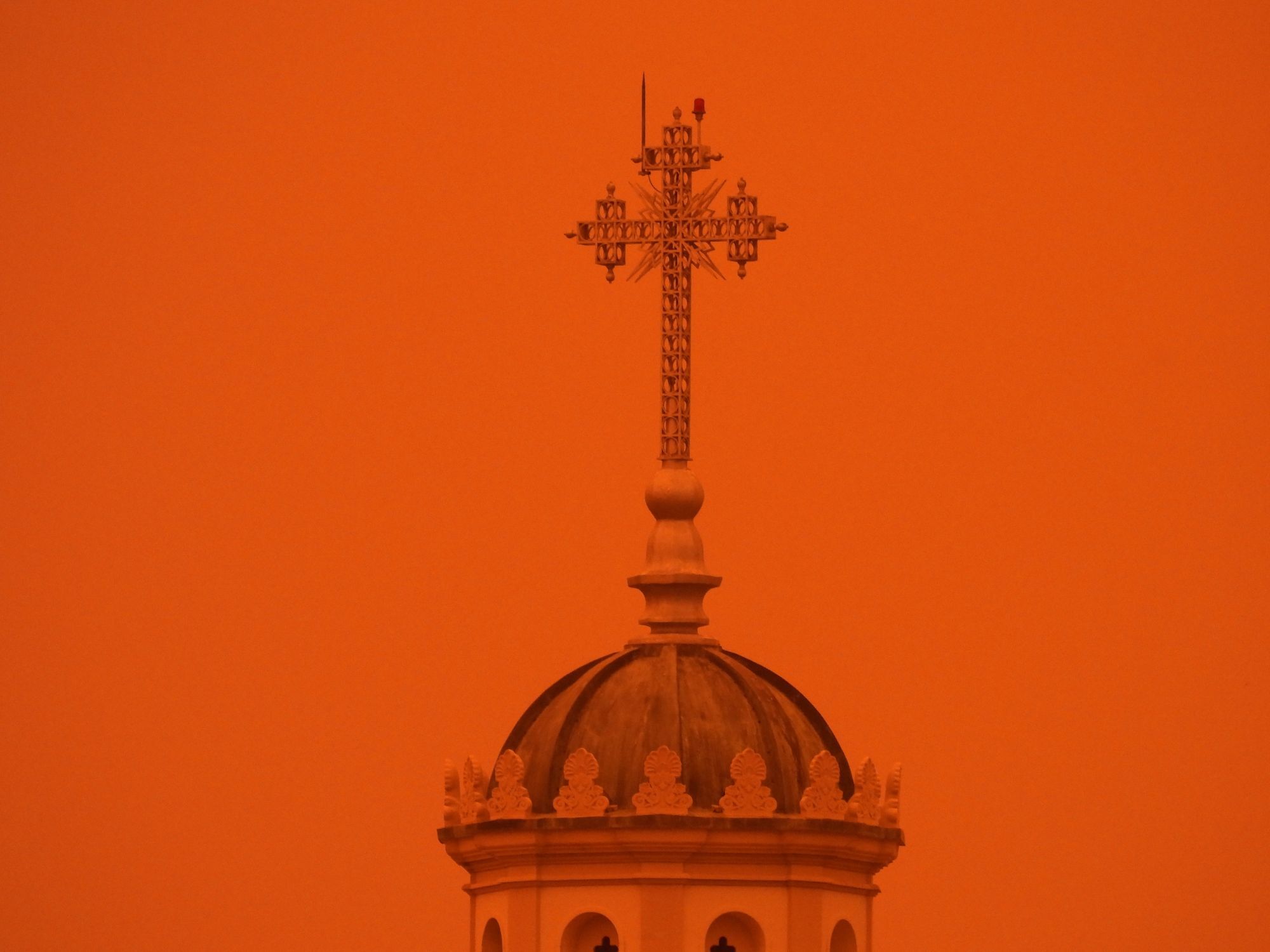 Απόκοσμες εικόνες από την αφρικανική σκόνη στην Αθήνα