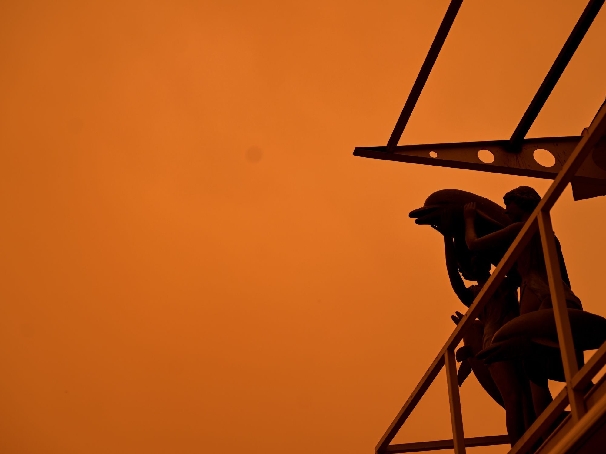 Απόκοσμες εικόνες από την αφρικανική σκόνη στην Αθήνα 