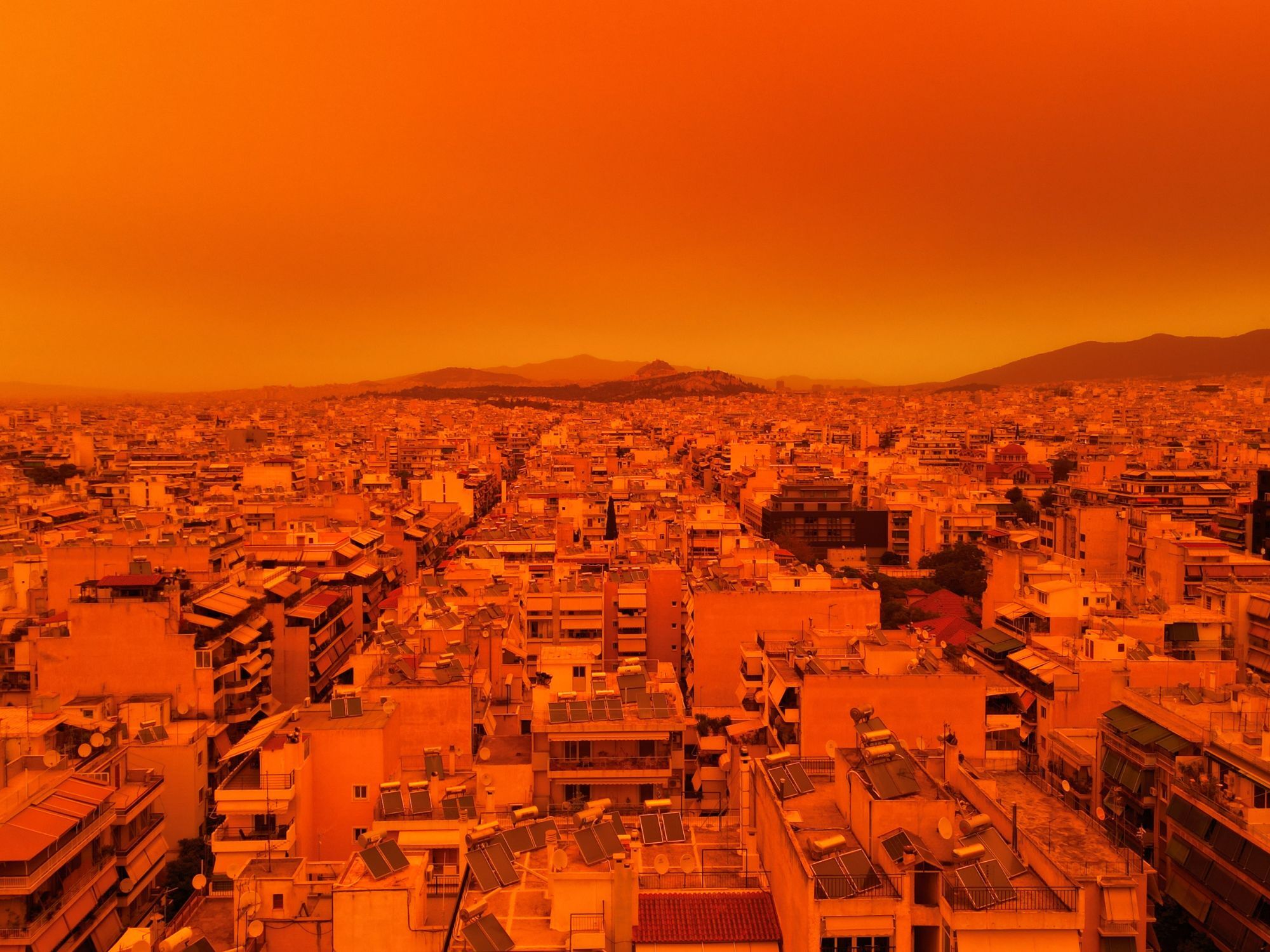 Αφρικανική σκόνη έχει «βάψει» την Αθήνα πορτοκαλί 