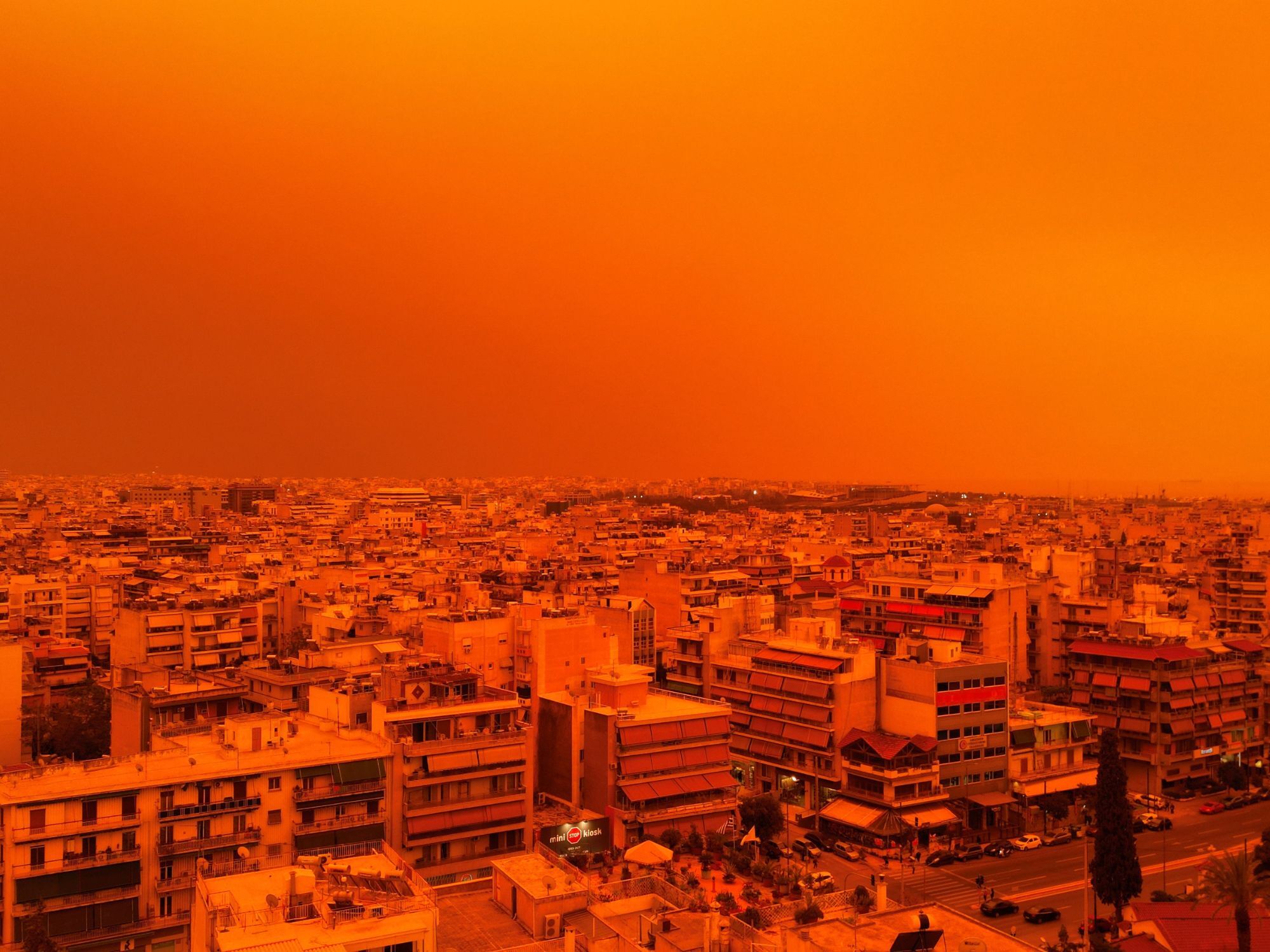 Αφρικανική σκόνη έχει «βάψει» την Αθήνα πορτοκαλί 