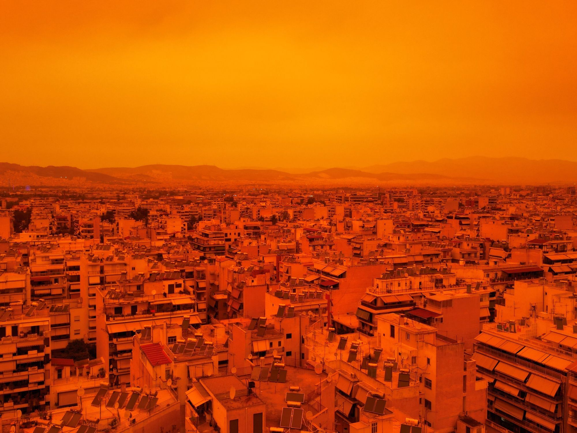 Αφρικανική σκόνη έχει «βάψει» την Αθήνα πορτοκαλί 