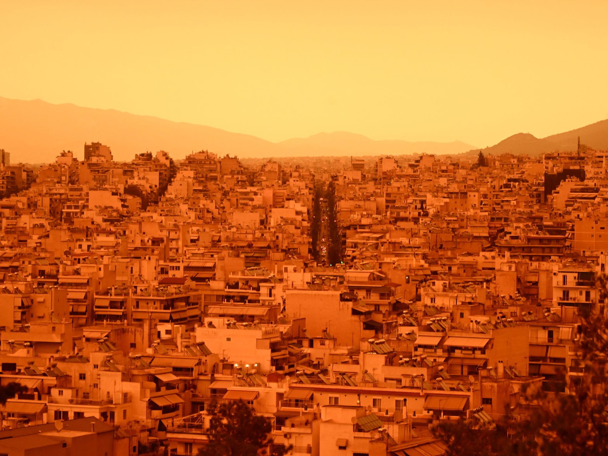 Αφρικανική σκόνη έχει «βάψει» την Αθήνα πορτοκαλί 