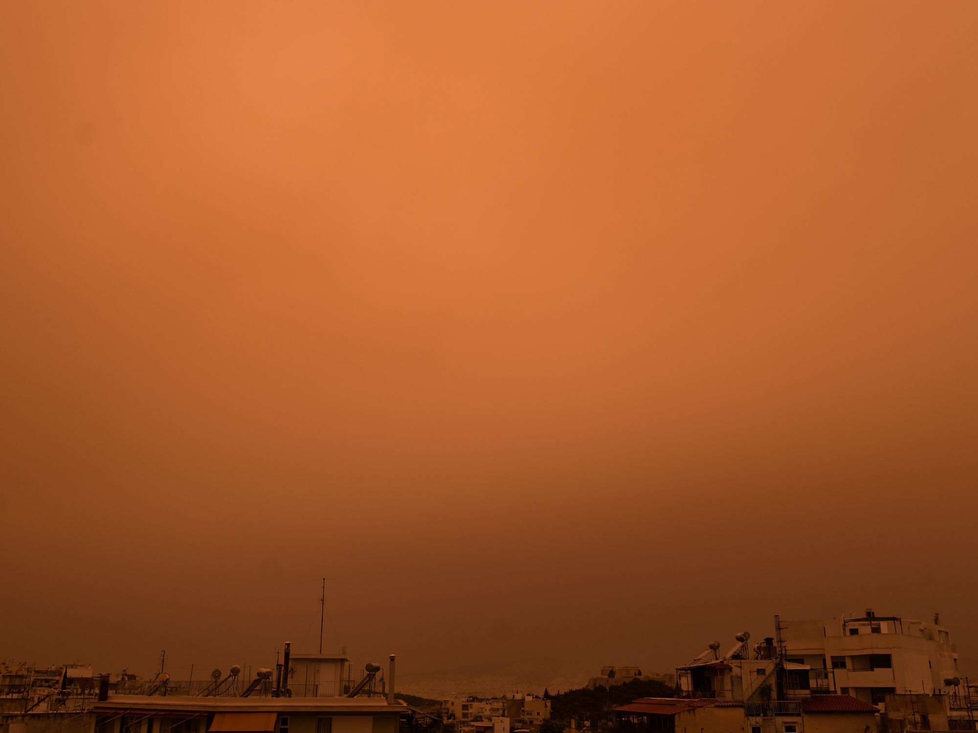 Αφρικανική σκόνη έχει «βάψει» την Αθήνα πορτοκαλί