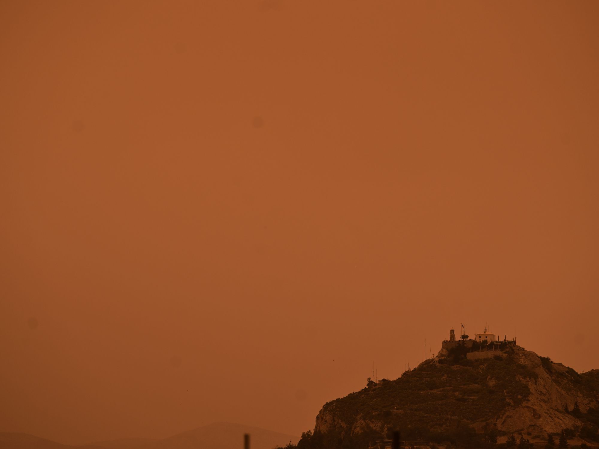 Αφρικανική σκόνη έχει «βάψει» την Αθήνα πορτοκαλί