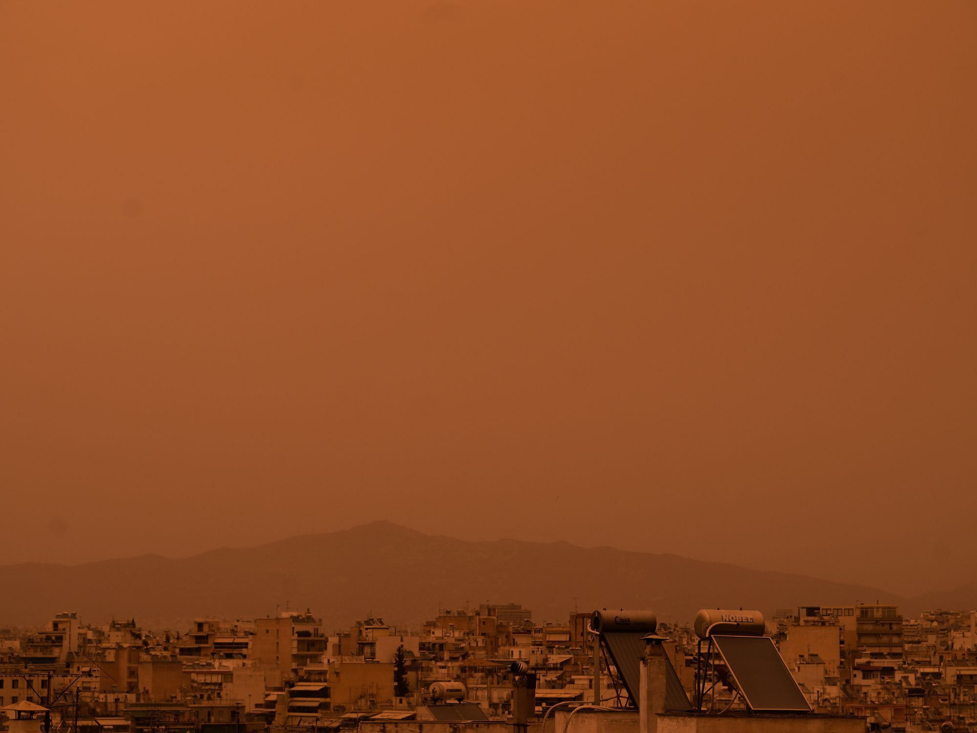 Αφρικανική σκόνη έχει «βάψει» την Αθήνα πορτοκαλί 
