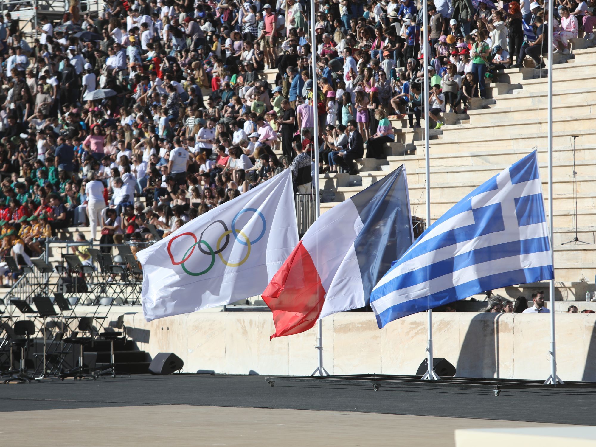 Οι σημαίες της Ελλάδας, της Γαλλίας και των Ολυμπιακών Αγώνω στο Καλλιμάρμαρο