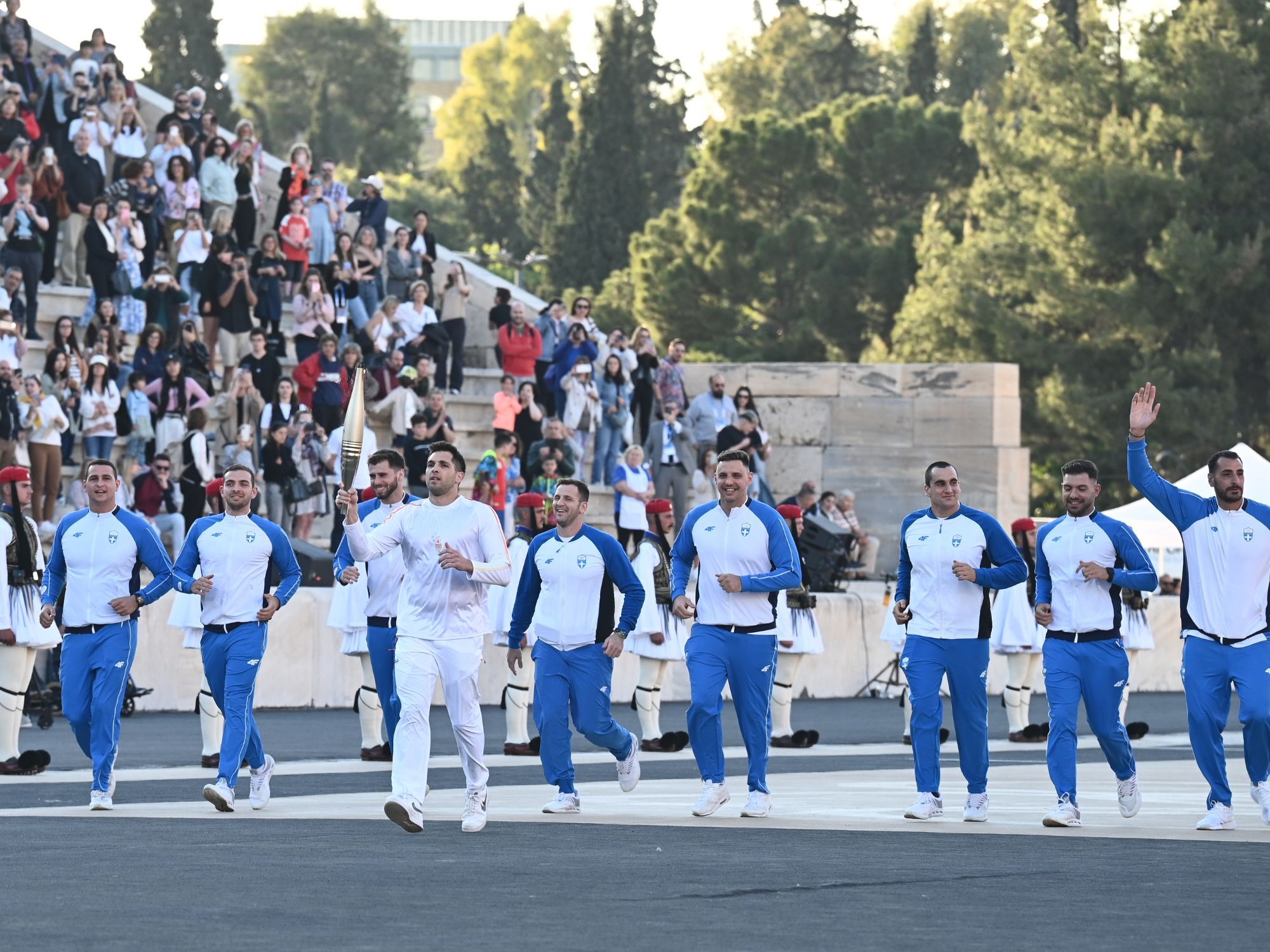 Τελευταίος Λαμπαδηδρόμος ήταν o αρχηγός της Εθνικής Υδατοσφαίρισης των Ανδρών, Γιάννης Φουντούλης, μαζί με τους συμπαίκτες του