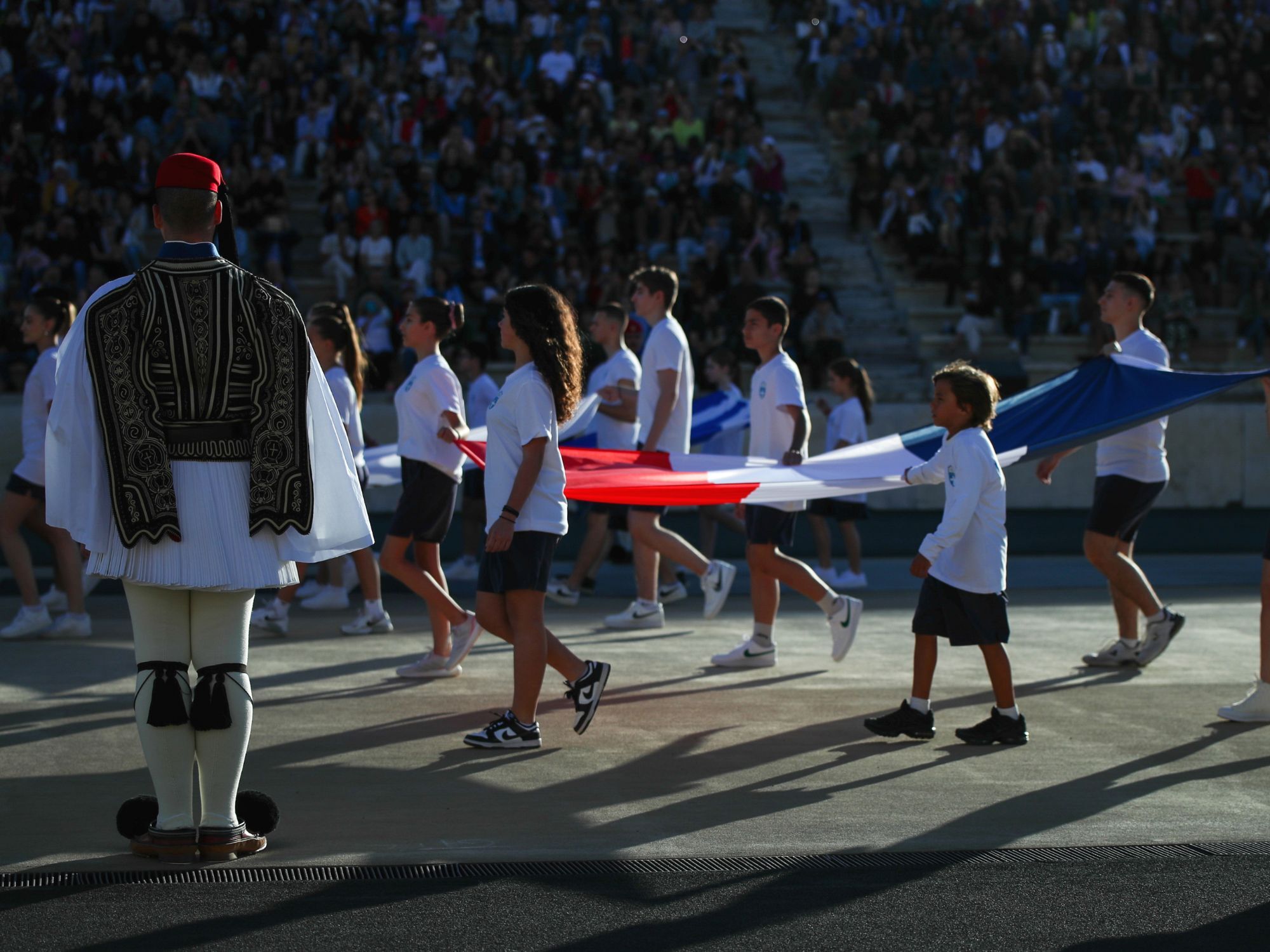 Παιδιά με τη γαλλική σημαία
