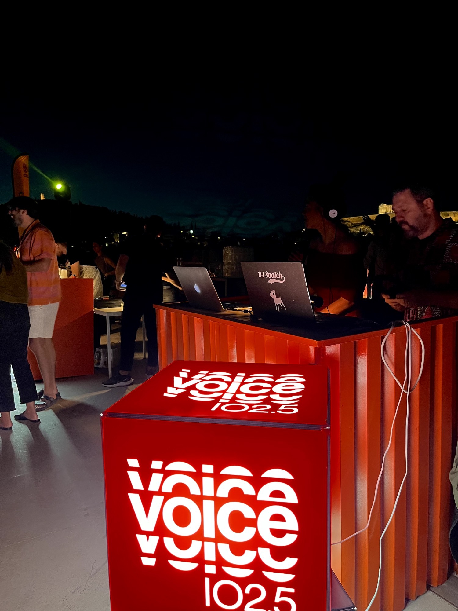 Voice 102.5: Μουσική, ποτό και τέχνη στους ορόφους του ΕΜΣΤ