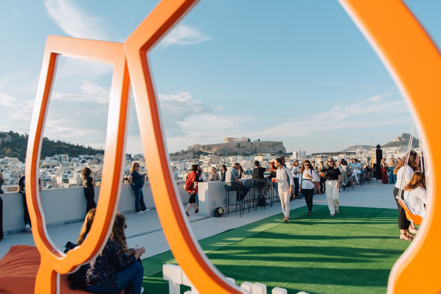 Voice 102.5: Μουσική, ποτό και τέχνη στους ορόφους του ΕΜΣΤ