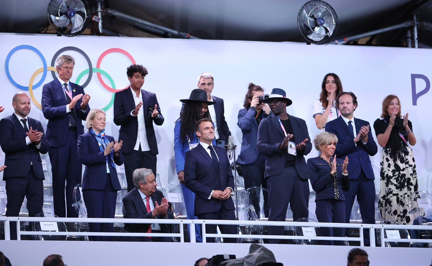 Πολλή βροχή πολύ χρώμα στην Τελετή Έναρξης των ΟΑ στο Παρίσι