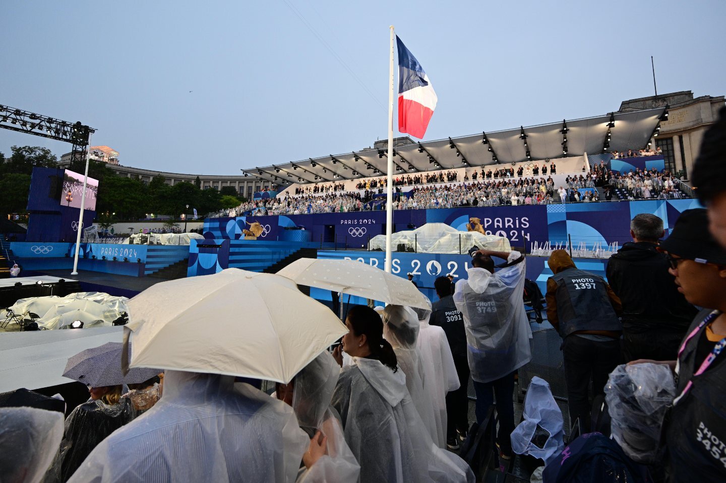 Πολλή βροχή πολύ χρώμα στην Τελετή Έναρξης των ΟΑ στο Παρίσι