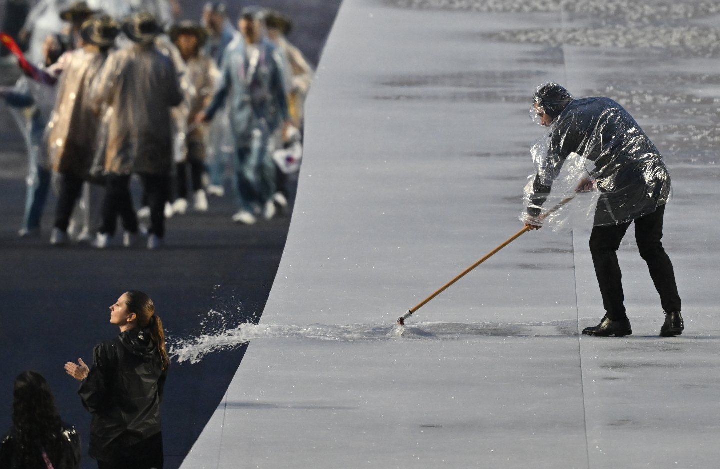 Πολλή βροχή πολύ χρώμα στην Τελετή Έναρξης των ΟΑ στο Παρίσι
