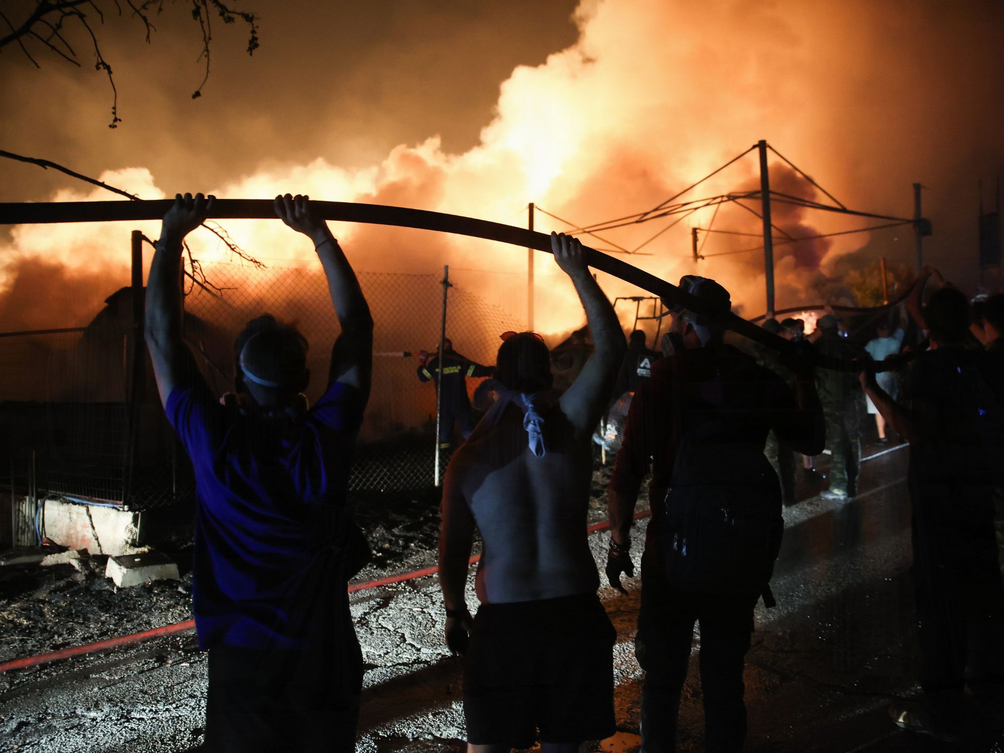 Όλοι μαζί, κάτοικοι και πυροσβέστες, ενάντια στη φωτιά