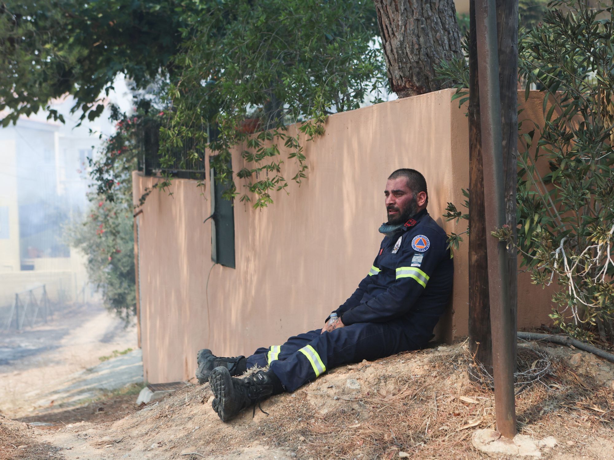 Εξαντλημένοι οι πυροσβέστες που μάχονταν για την κατάσβεση της φωτιάς μέρα και νύχτα