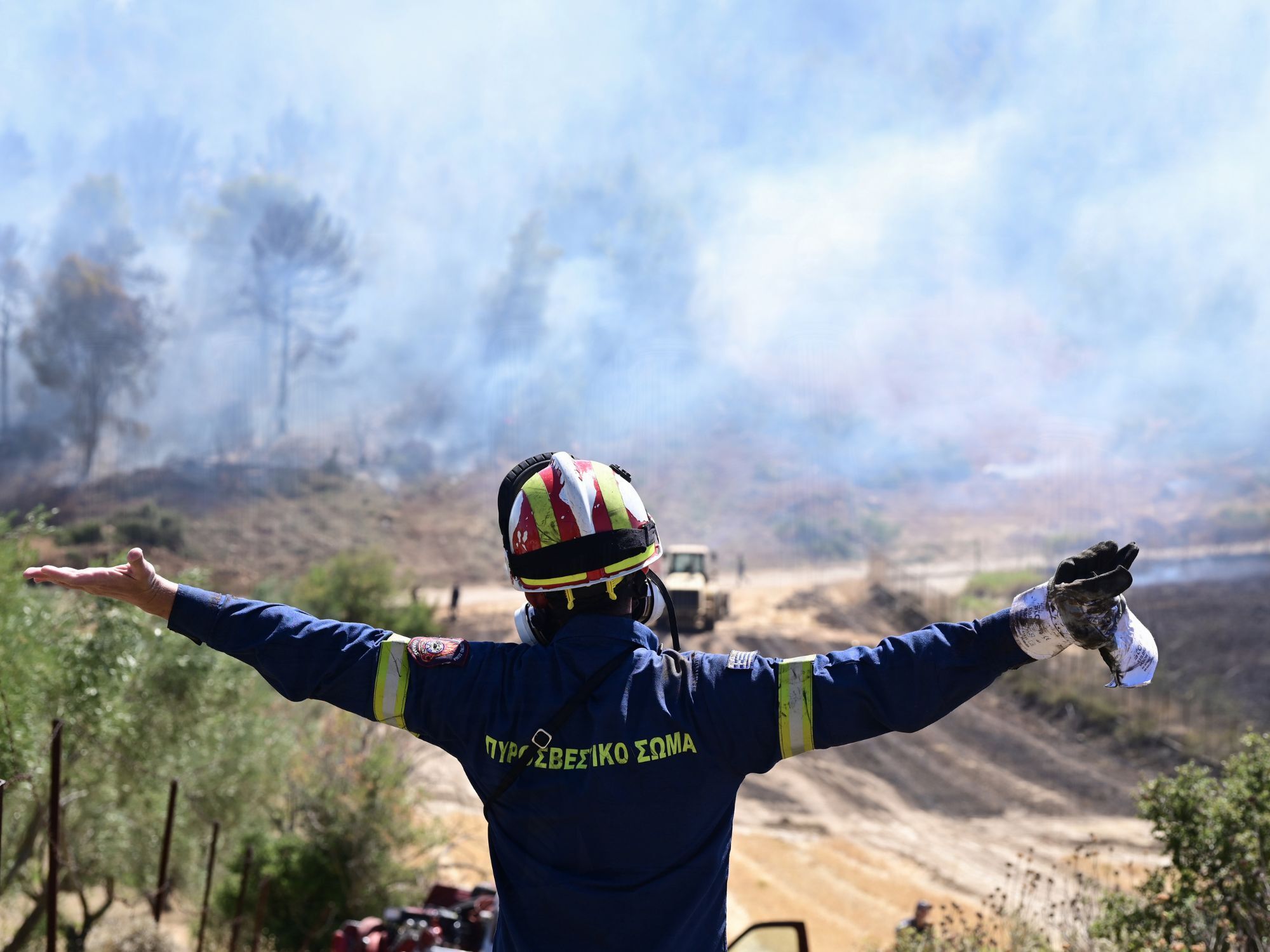 Εικόνες από τις προσπάθειες κατάσβεσης της φωτιάς στην Αττική