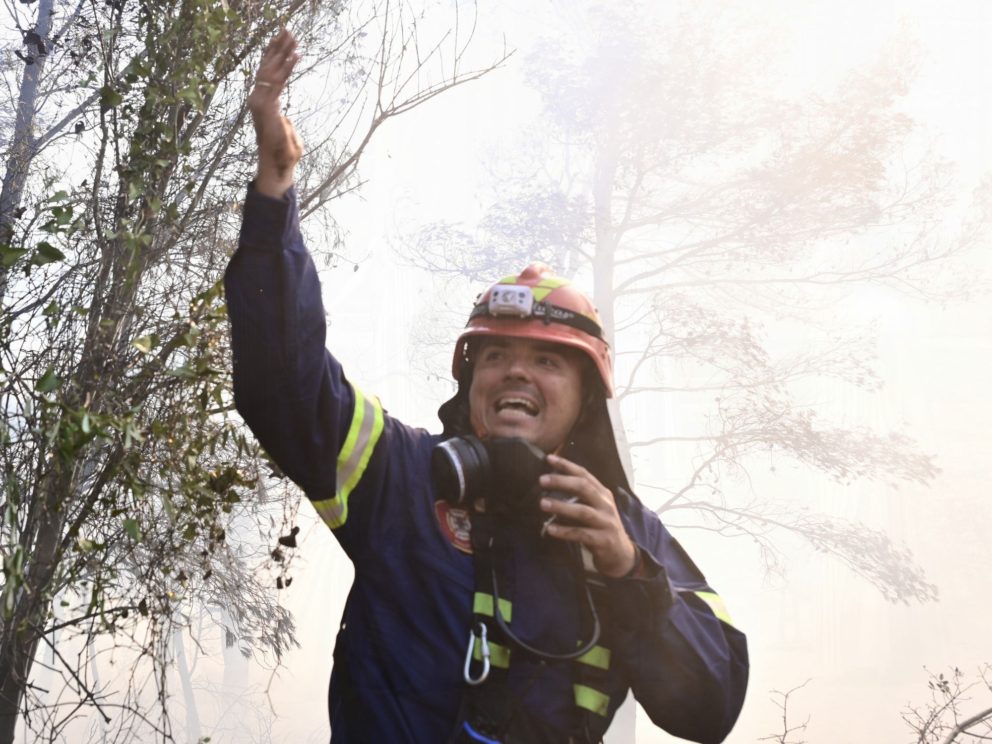 Εικόνες από τις προσπάθειες κατάσβεσης της φωτιάς στην Αττική