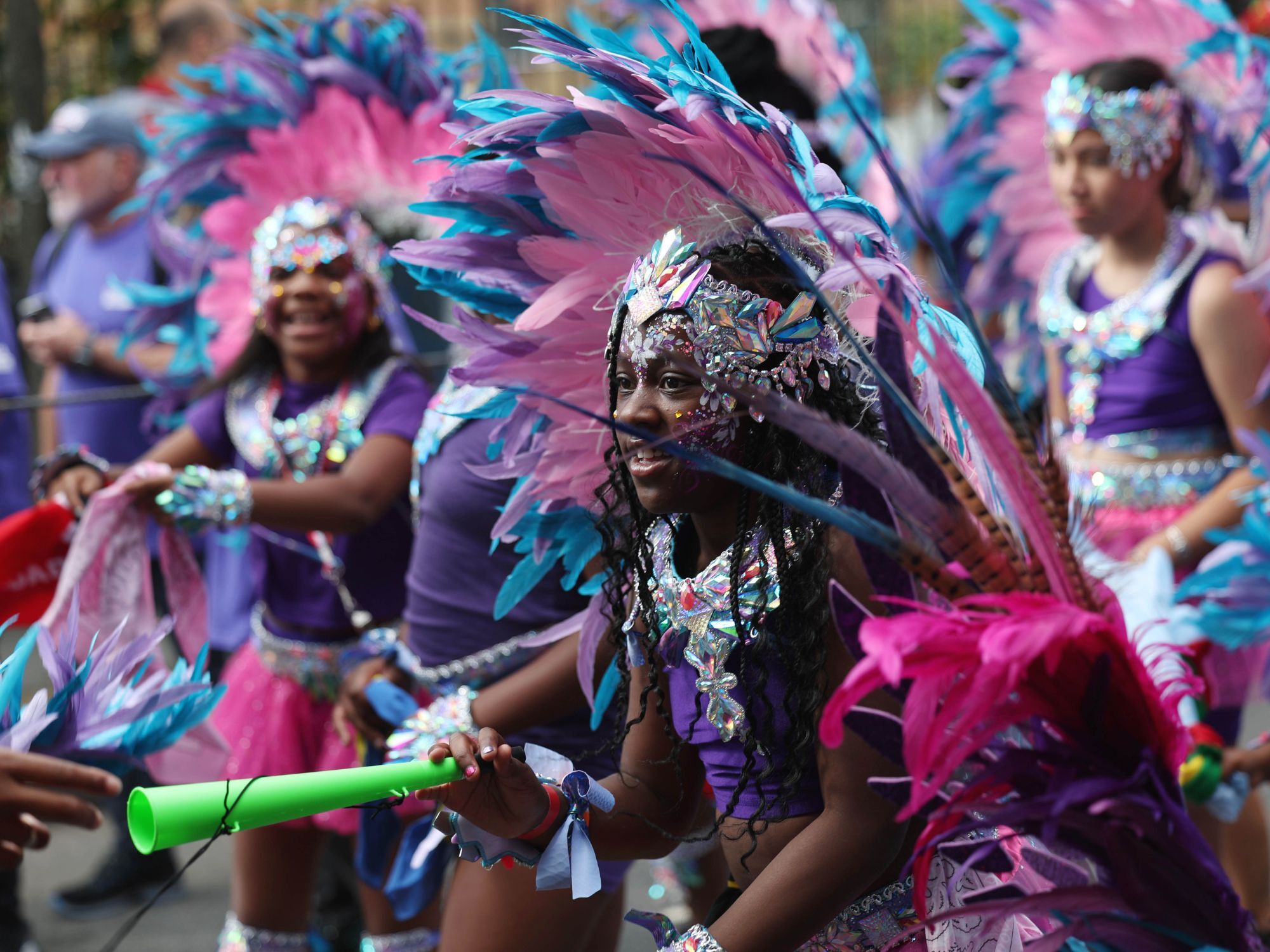  Οι συμμετέχοντες φορούν παραδοσιακά κοστούμια και χορεύουν στον ρυθμό των τυμπάνων