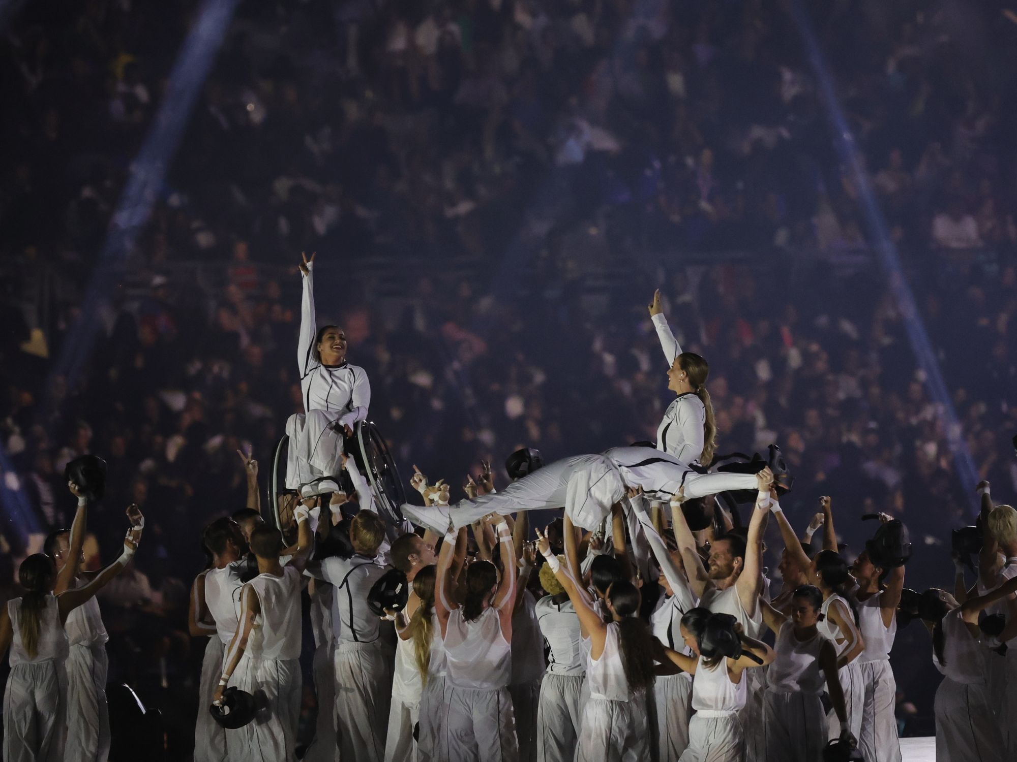 Παρίσι: Ένα υπερθέαμα με πολλά μηνύματα