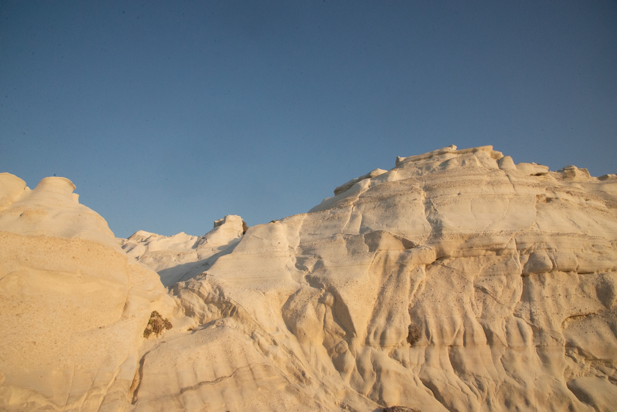 Σαρακήνικο στη Μήλο: Ένα photo story του φωτογράφου Πέτρου Νικόλτσου από τη φημισμένη παραλία και το νησί