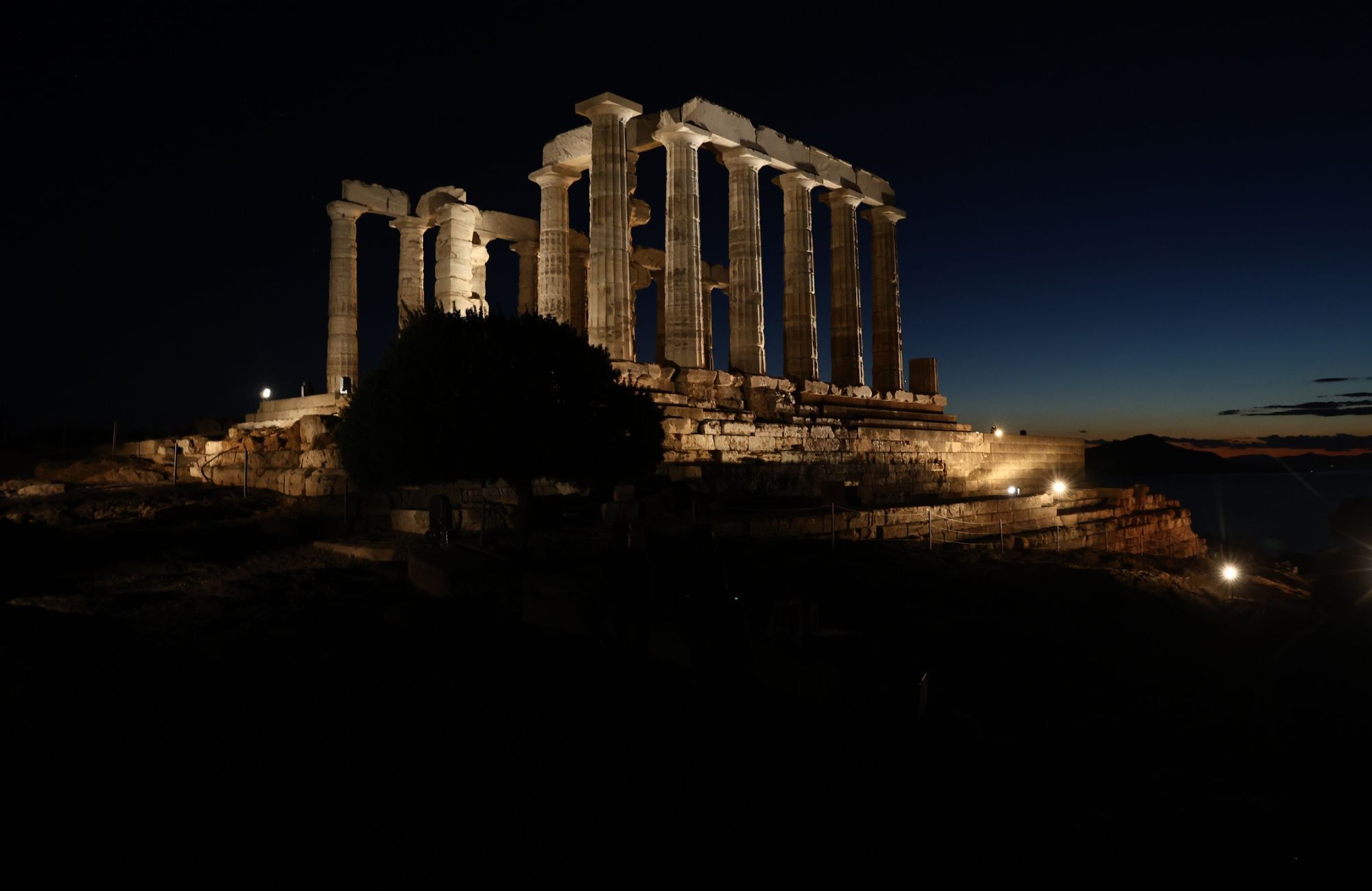 Ο Ναός του Ποσειδώνα στο Σούνιο με τον νέο φωτισμό