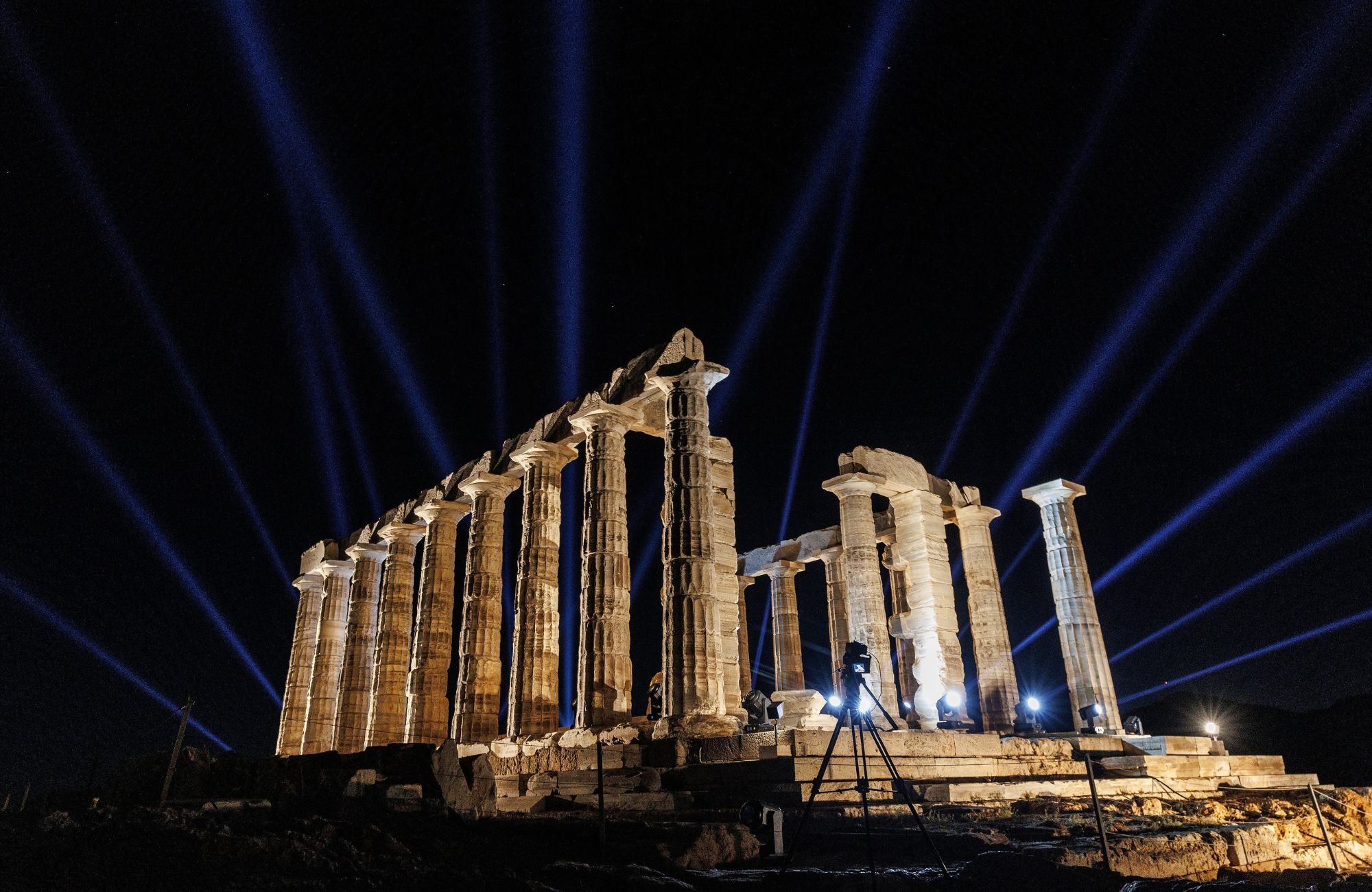 Στιγμιότυπο από την τελετή για τον νέο φωτισμό του Ναού του Ποσειδώνα στο Σούνιο 