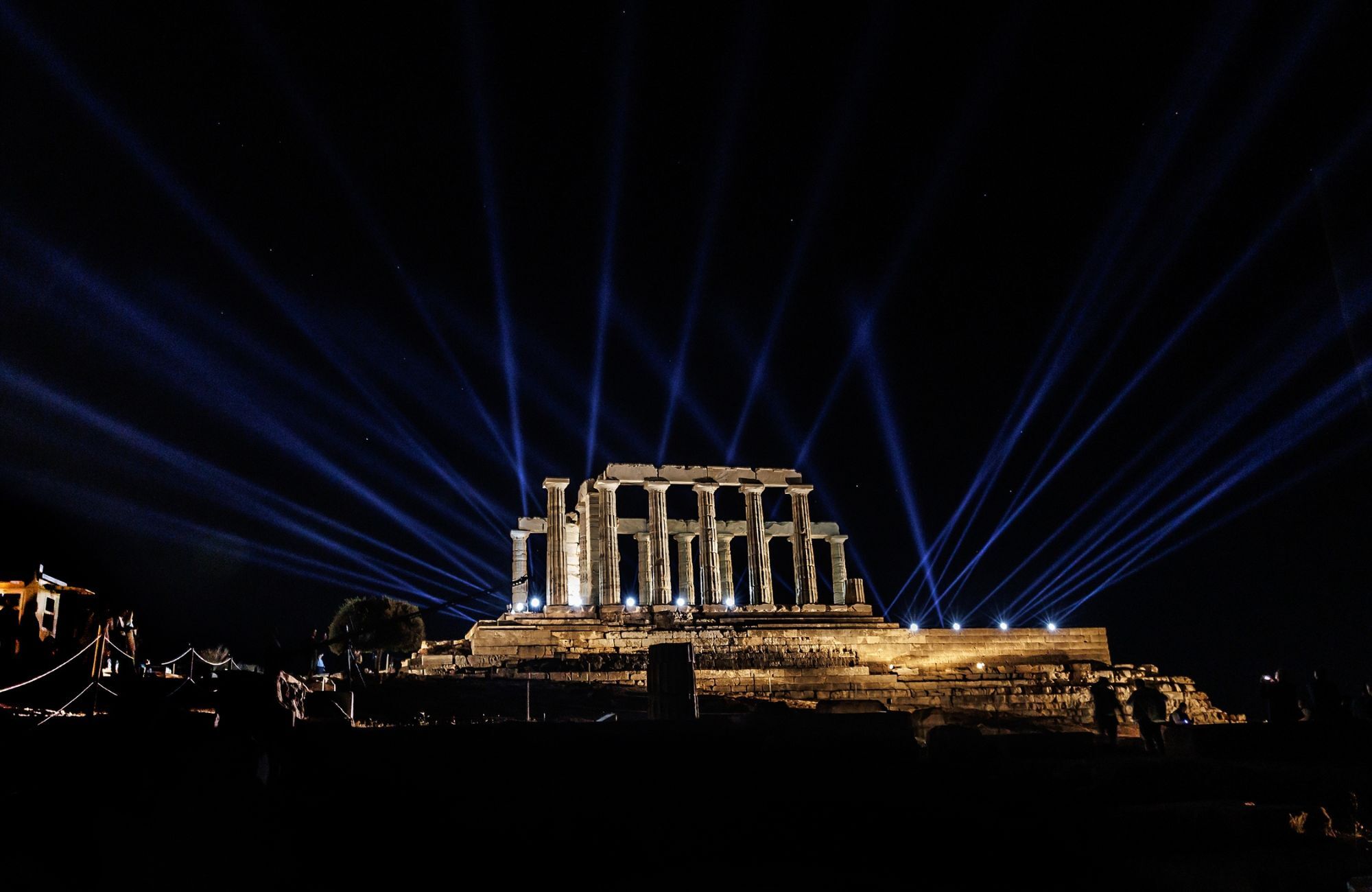 Στιγμιότυπο από την τελετή για τον νέο φωτισμό του Ναού του Ποσειδώνα στο Σούνιο