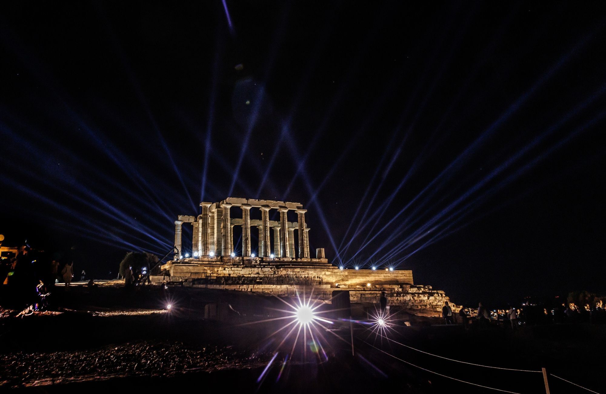 Στιγμιότυπο από την τελετή για τον νέο φωτισμό του Ναού του Ποσειδώνα στο Σούνιο