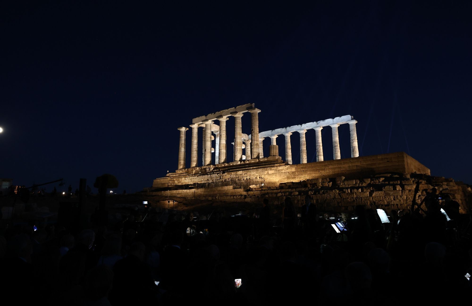 Ο Ναός του Ποσειδώνα στο Σούνιο με τον νέο φωτισμό της Ελευθερίας Ντεκώ