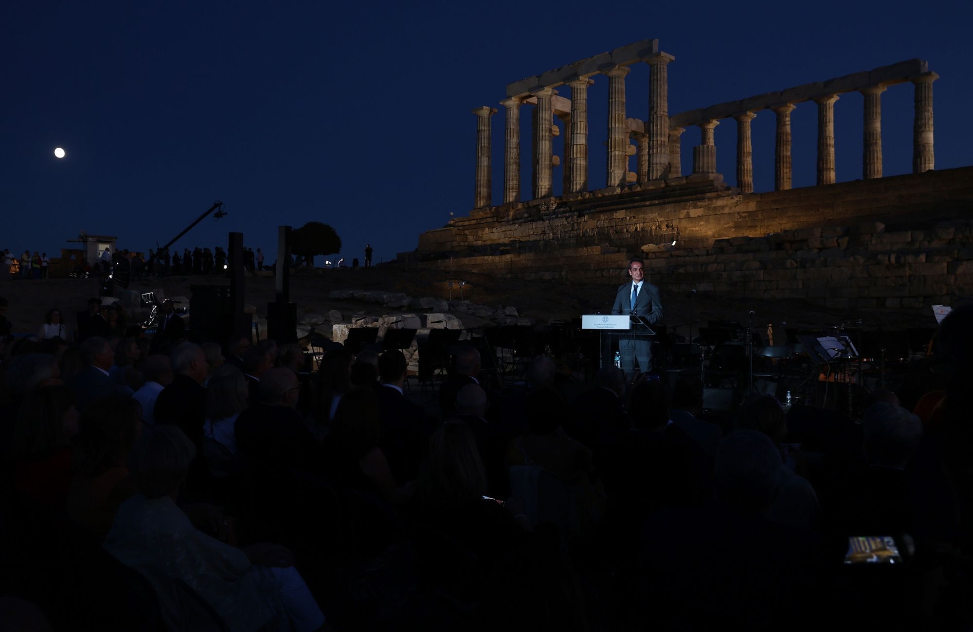  Ο Κυριάκος Μητσοτάκης εγκαινίασε τον νέο φωτισμό του ιερού του Ποσειδώνα