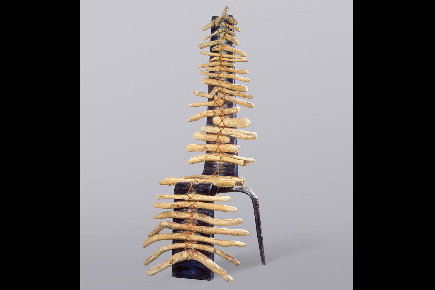 «Τα στερνοπαίδια του γιαλού» (1993), ξύλο, σίδηρος, δέρμα, 133 x 43 x 44 εκ.