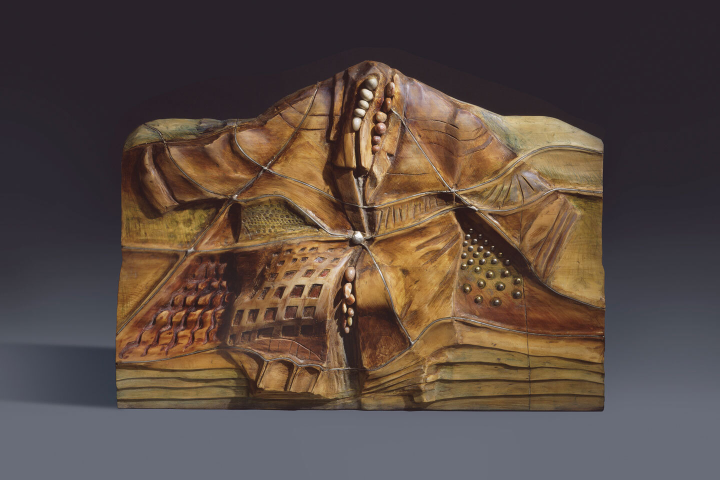 «Το πουκάμισο της γης» (1992), ξύλο, πέτρα, μέταλλο, χρώμα, 85 x 10 x 85 εκ.