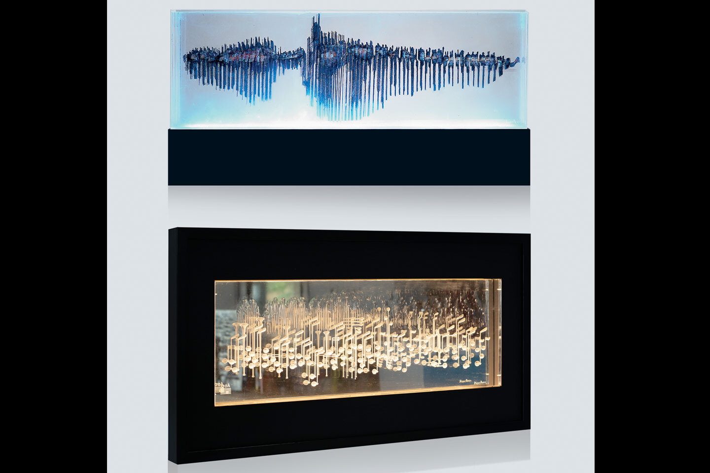 Πάνω: «Ειρήνη» (1996), ξύλο, πλεξιγκλάς, φως, 90 x 50 x 10 εκ. - Κάτω: «Αρμονία σολ» (1996), ξύλο, πλεξιγκλάς, φως, 90 x 50 x 10 εκ.