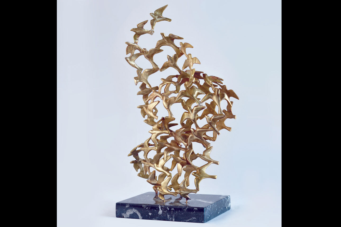 «Νέοι ορίζοντες» (2019), μπρούτζος, μάρμαρο, 40 x 28 x 17 εκ.