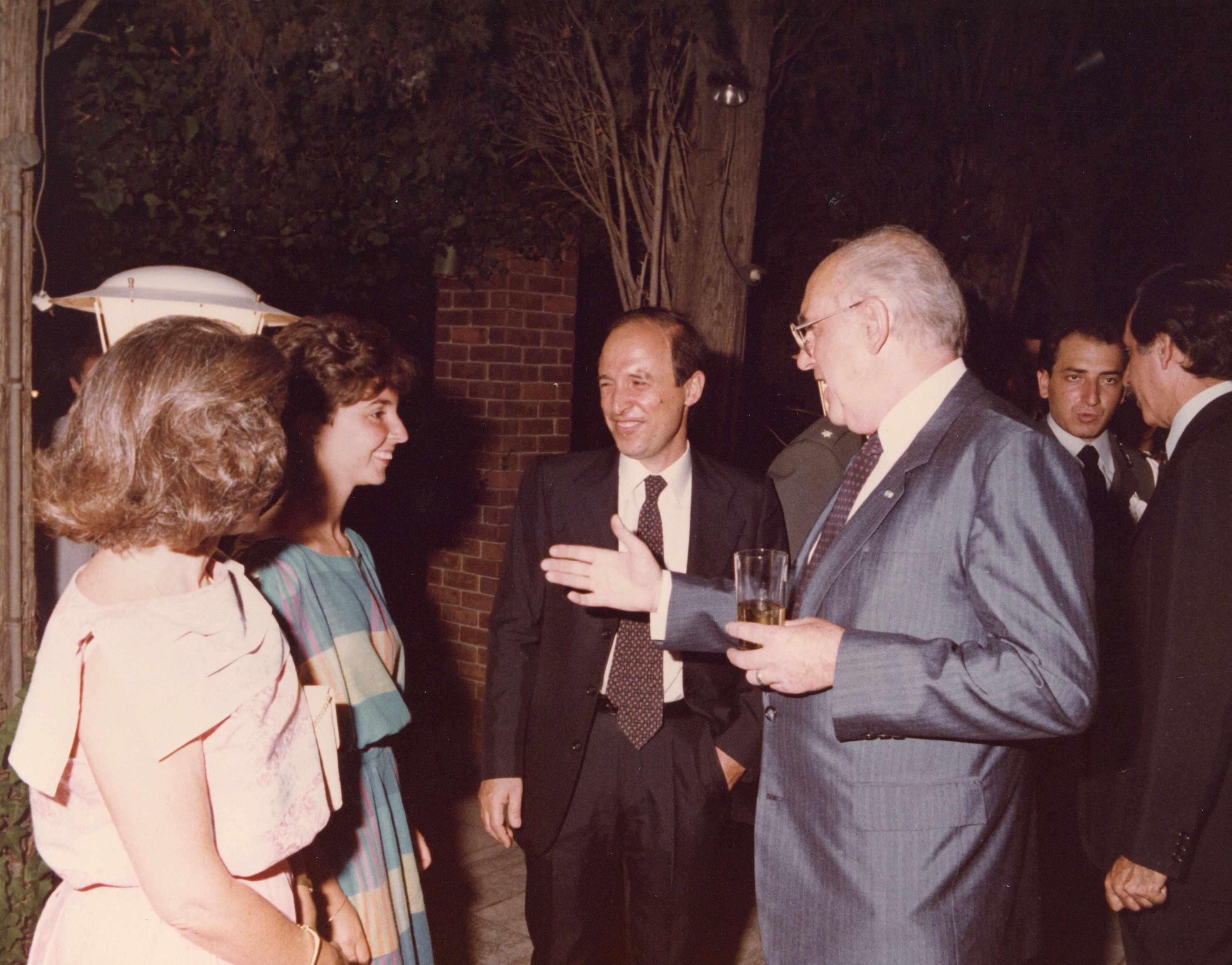 Κώστας Σημίτης 1936 – 2025: Η διαδρομή, η δράση και η ζωή του σε σπάνιες εικόνες